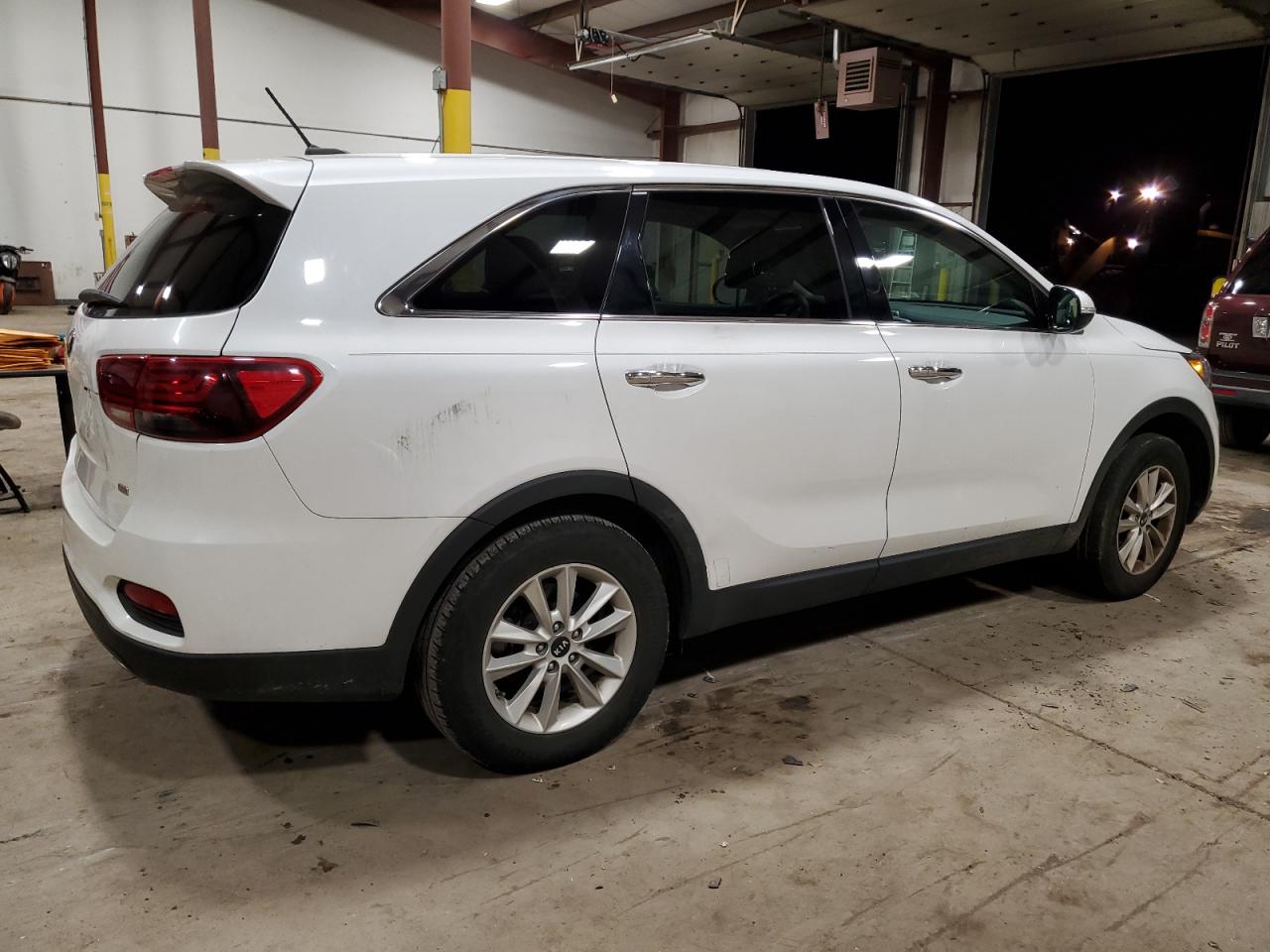 Photo 2 VIN: 5XYPG4A32KG551781 - KIA SORENTO 