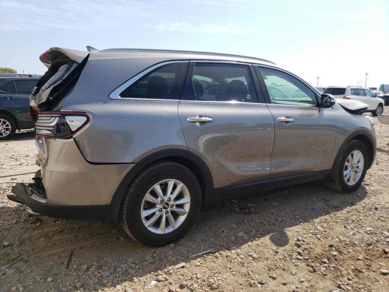 Photo 2 VIN: 5XYPG4A32KG557385 - KIA SORENTO 