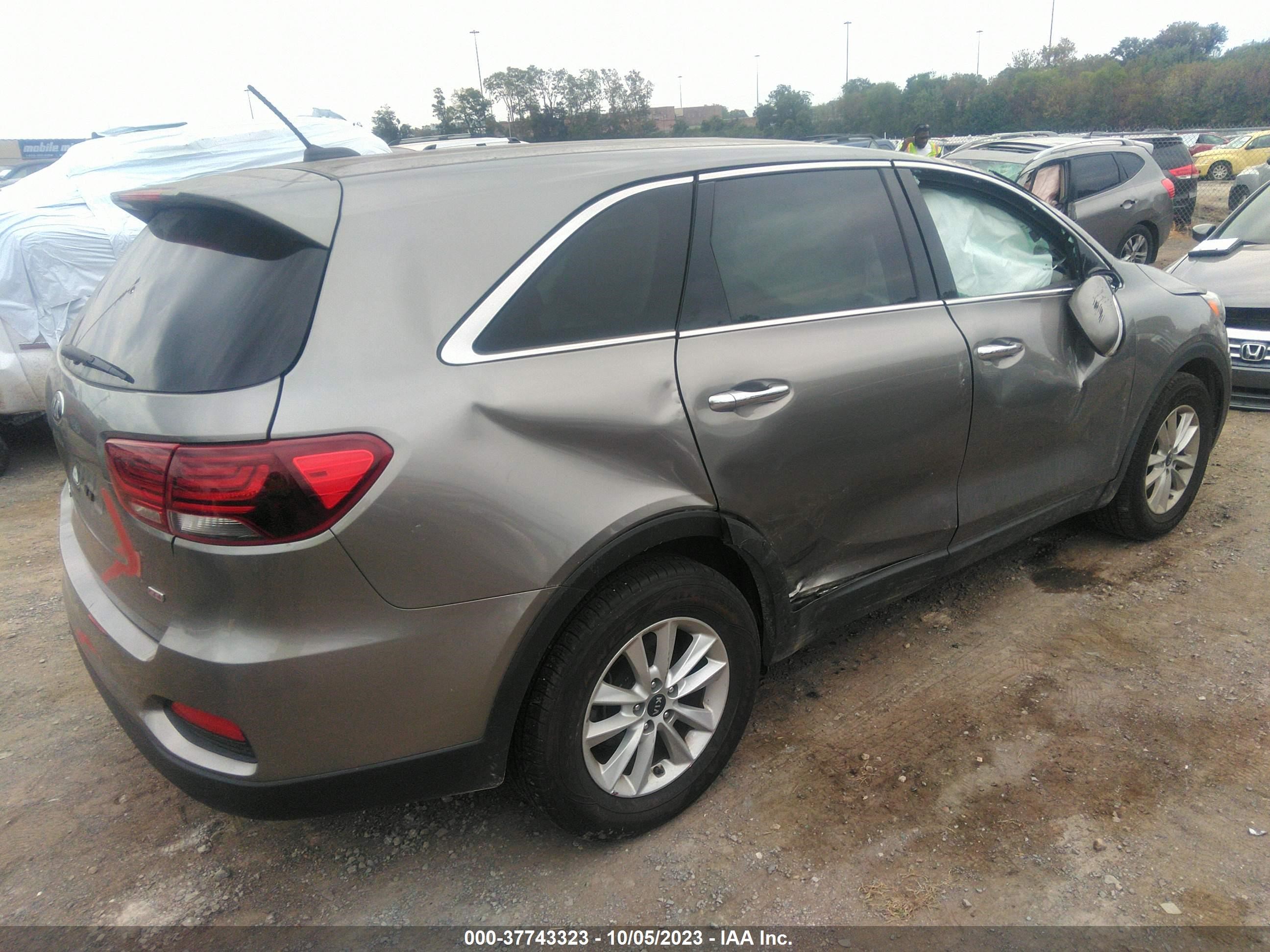 Photo 3 VIN: 5XYPG4A39KG493443 - KIA SORENTO 