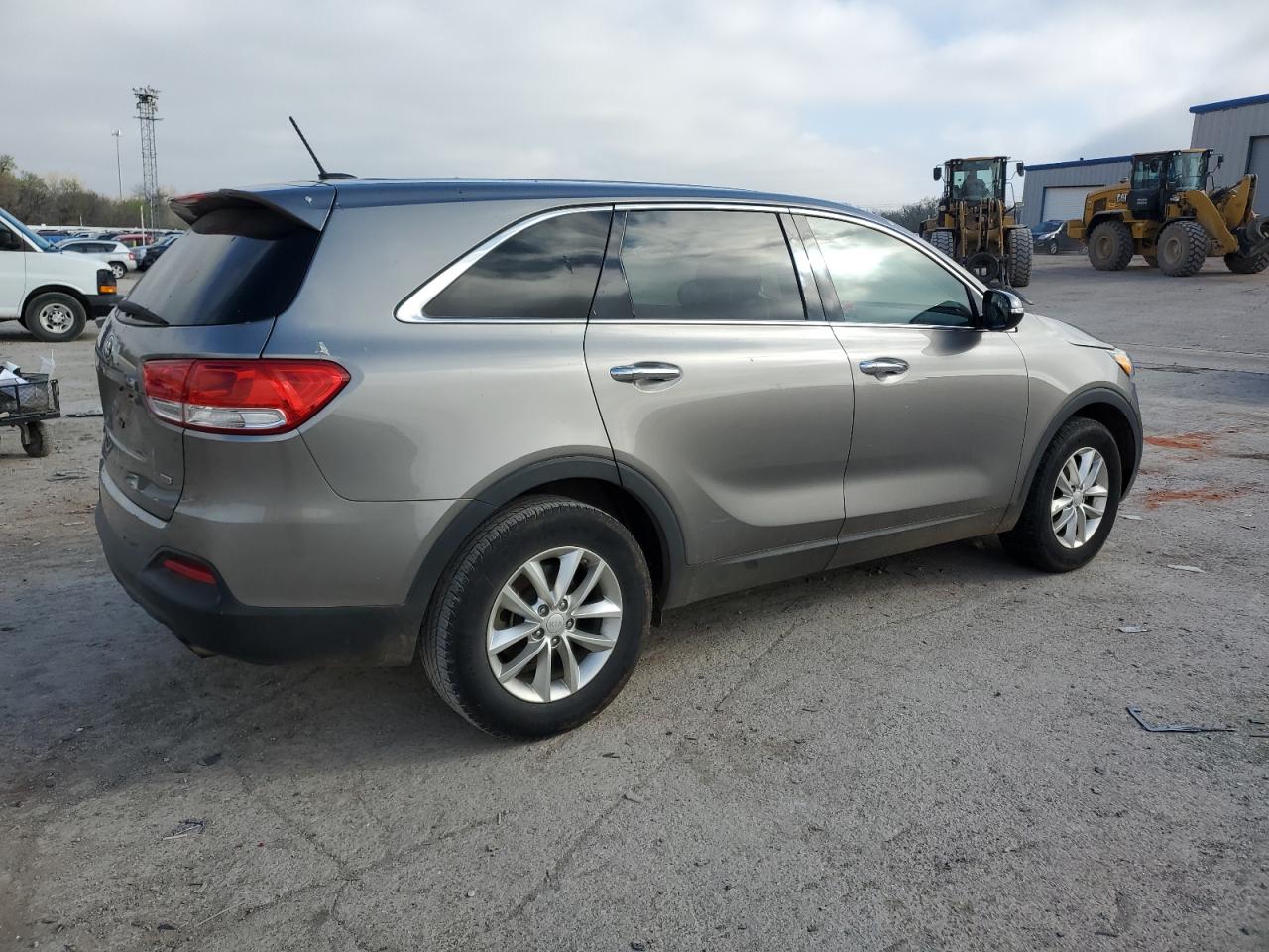 Photo 2 VIN: 5XYPG4A3XHG282647 - KIA SORENTO 