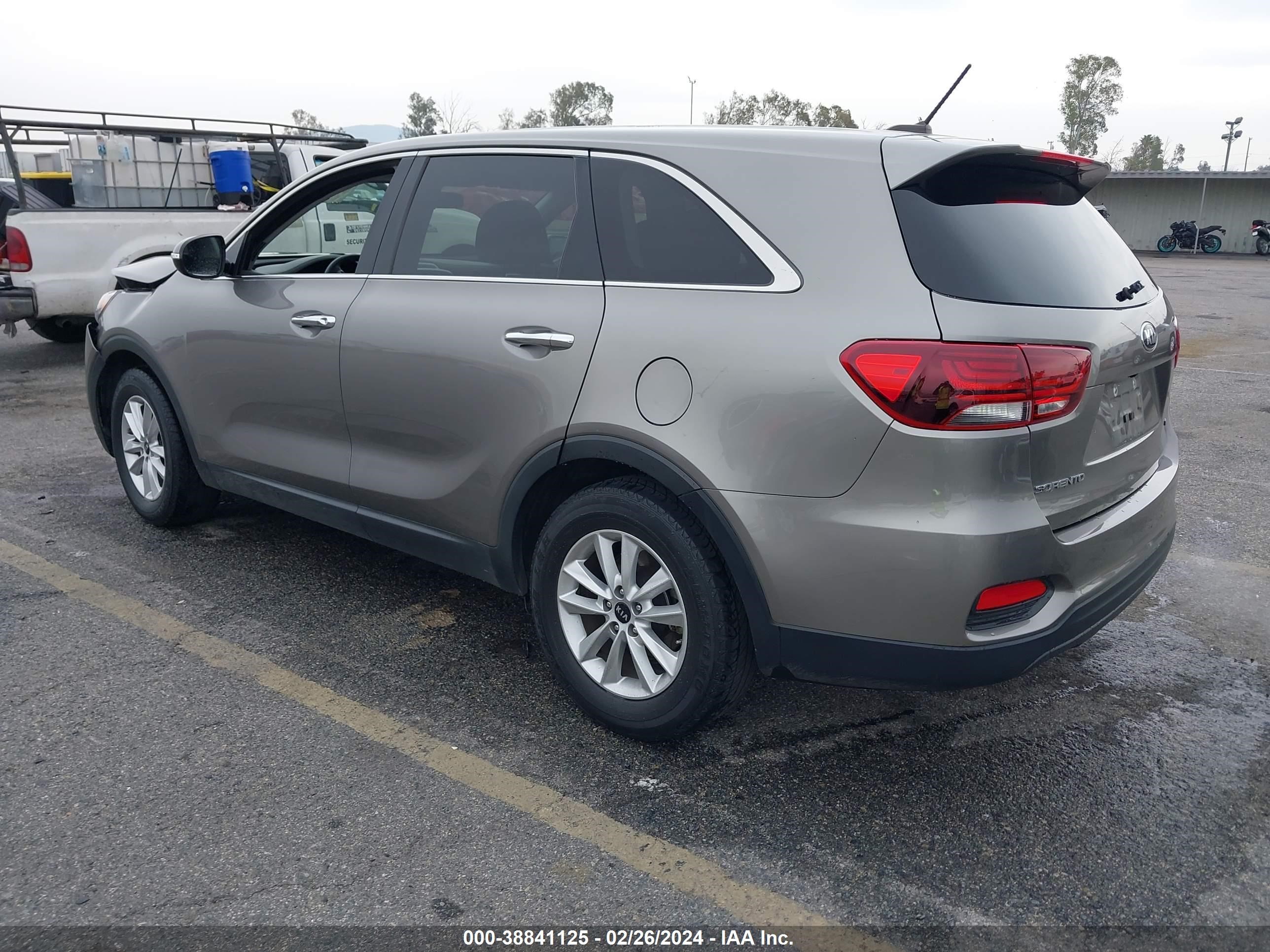 Photo 2 VIN: 5XYPG4A5XKG489015 - KIA SORENTO 