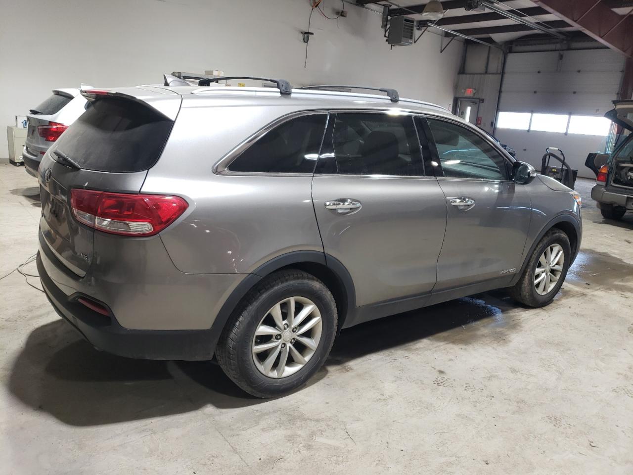 Photo 2 VIN: 5XYPGDA51GG038417 - KIA SORENTO 