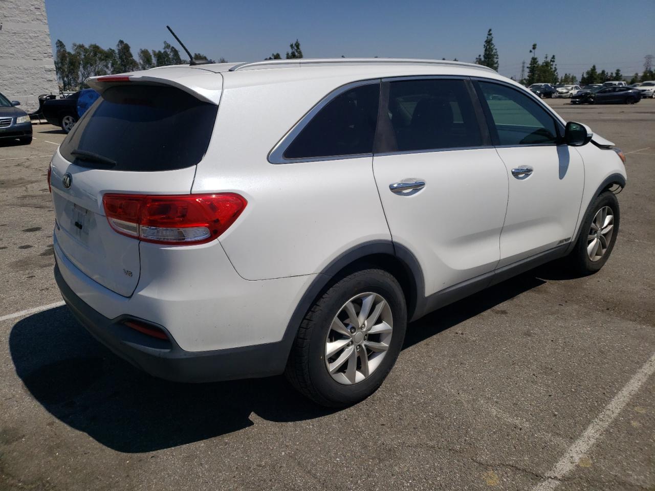 Photo 2 VIN: 5XYPGDA51GG137383 - KIA SORENTO 