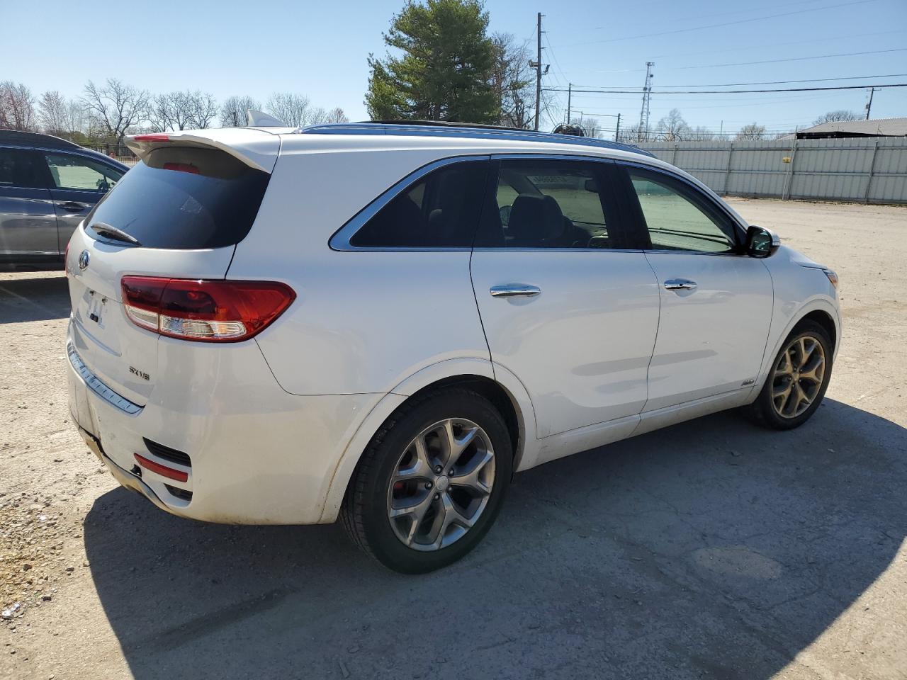 Photo 2 VIN: 5XYPKDA51GG008719 - KIA SORENTO 