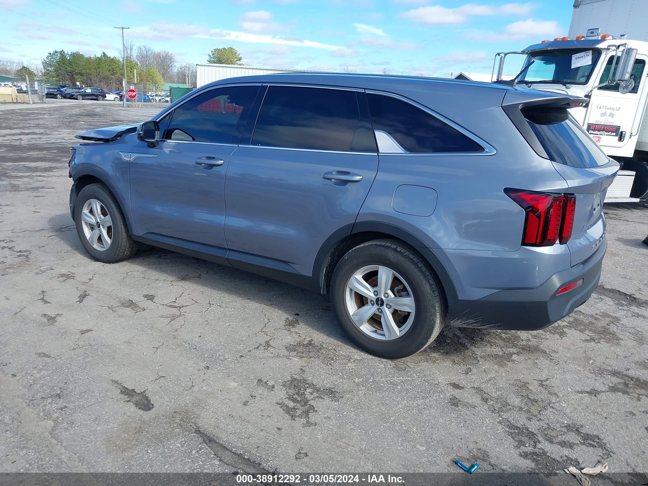 Photo 2 VIN: 5XYRG4LC0NG105963 - KIA SORENTO 