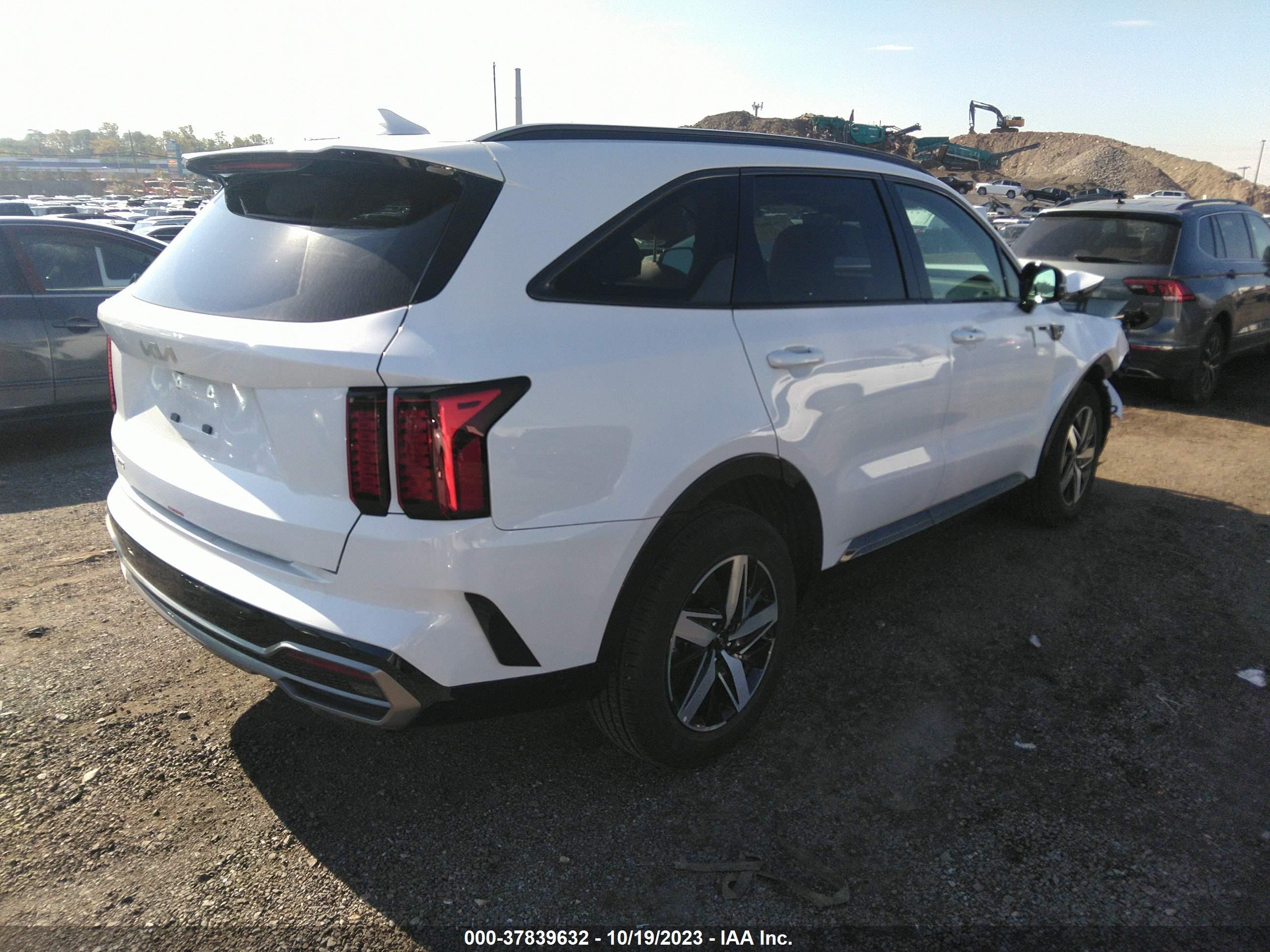 Photo 3 VIN: 5XYRH4LF9PG176931 - KIA SORENTO 