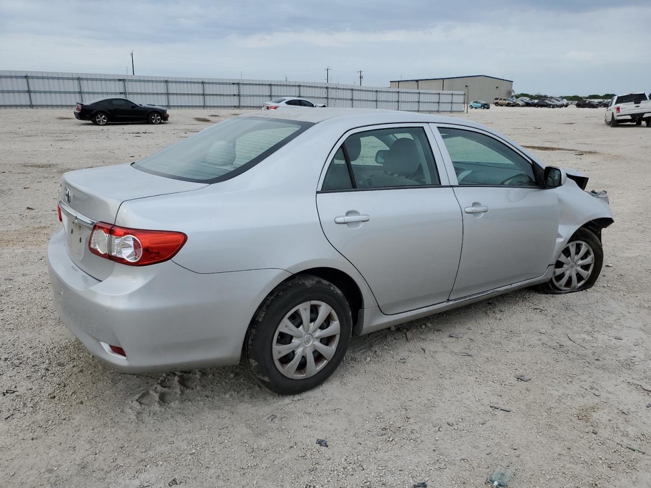 Photo 2 VIN: 5YFBU4EE0DP186188 - TOYOTA COROLLA 