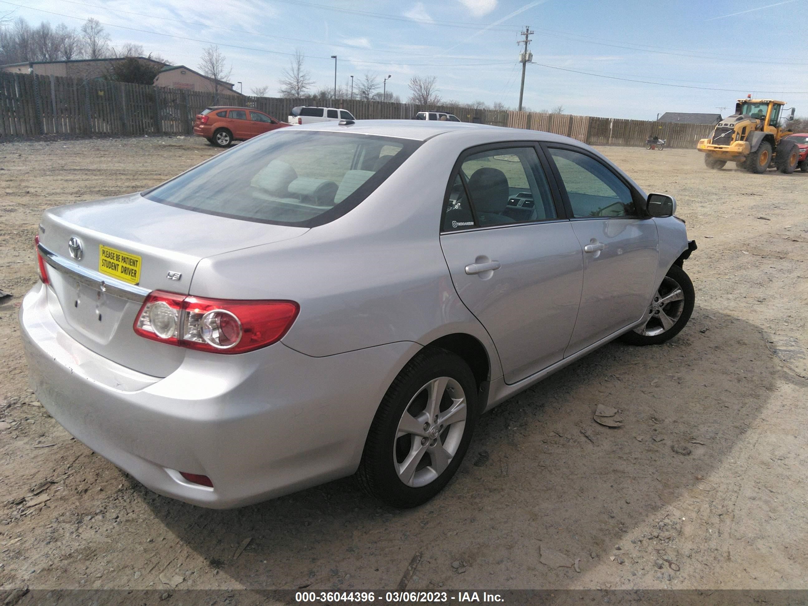 Photo 3 VIN: 5YFBU4EE4DP109405 - TOYOTA COROLLA 