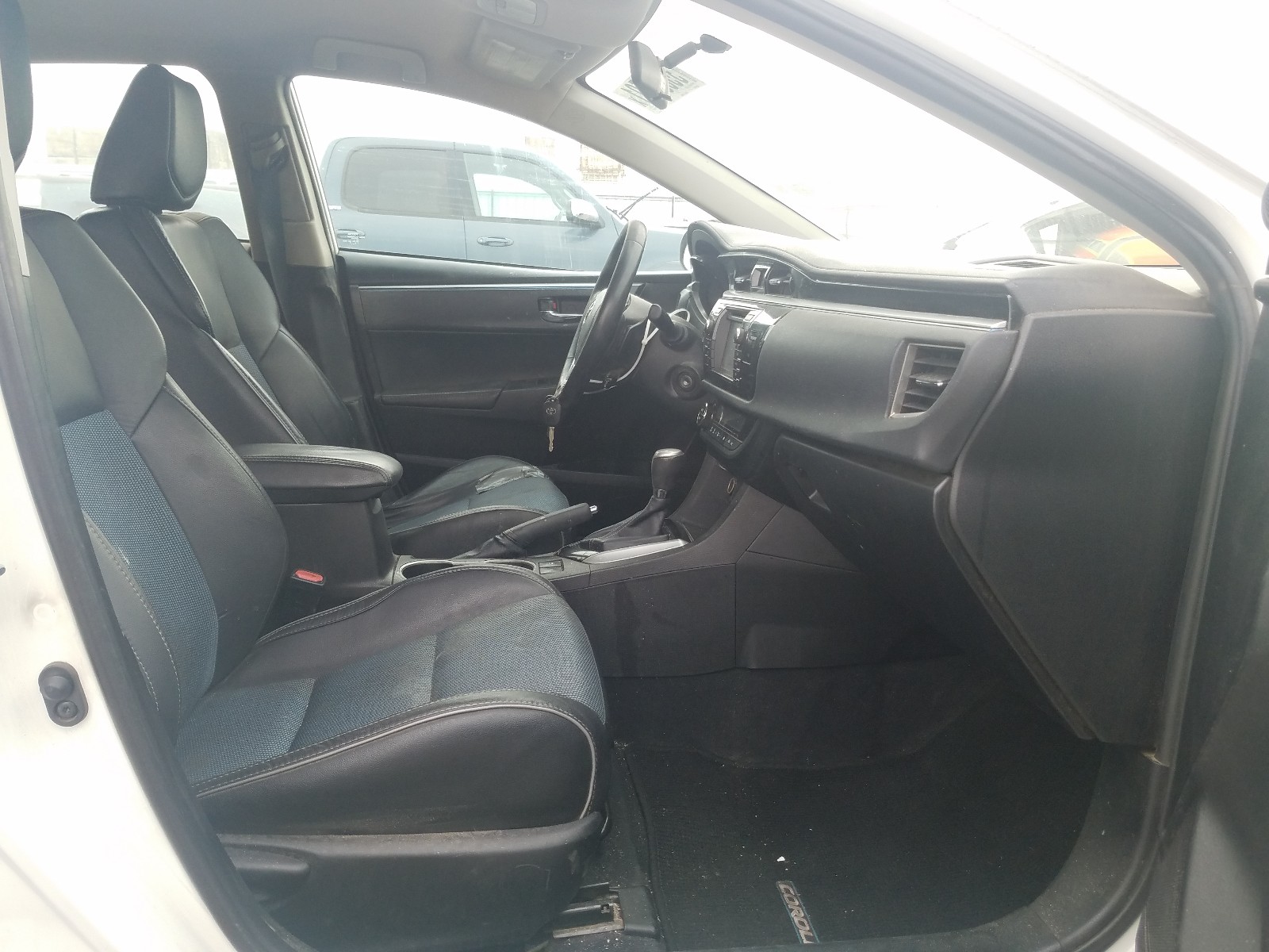 Photo 4 VIN: 5YFBURHE4FP244718 - TOYOTA COROLLA L 