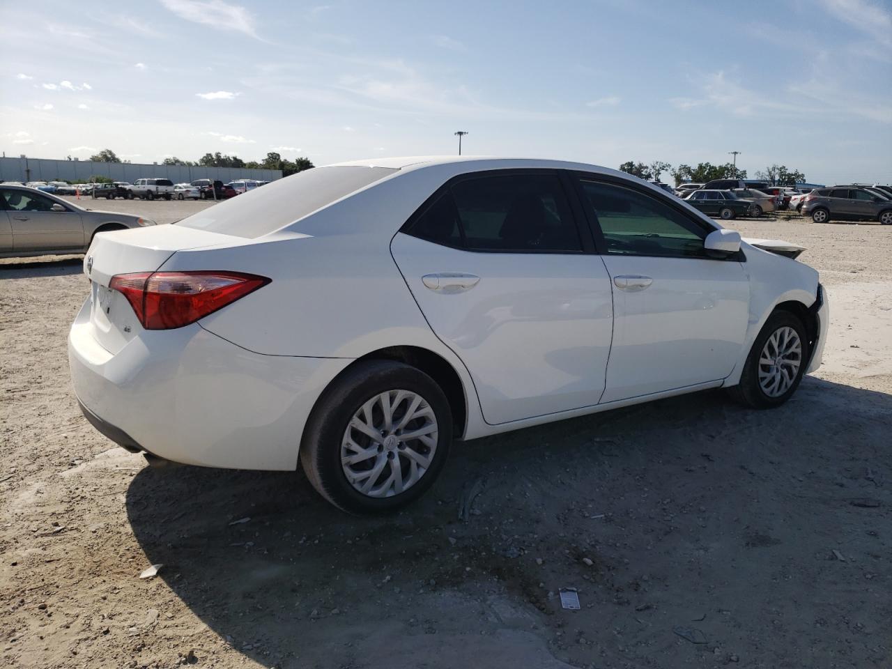 Photo 2 VIN: 5YFBURHE4KP860784 - TOYOTA COROLLA 