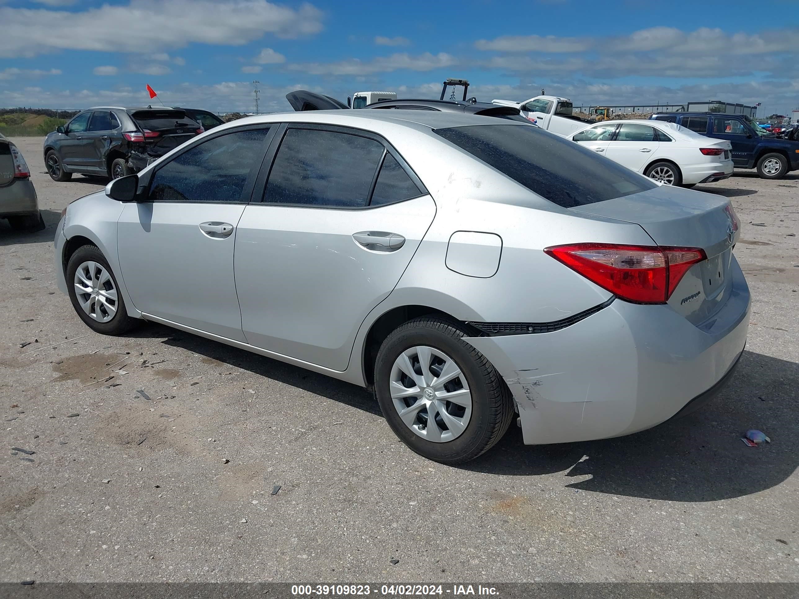 Photo 2 VIN: 5YFBURHE7JP832699 - TOYOTA COROLLA 