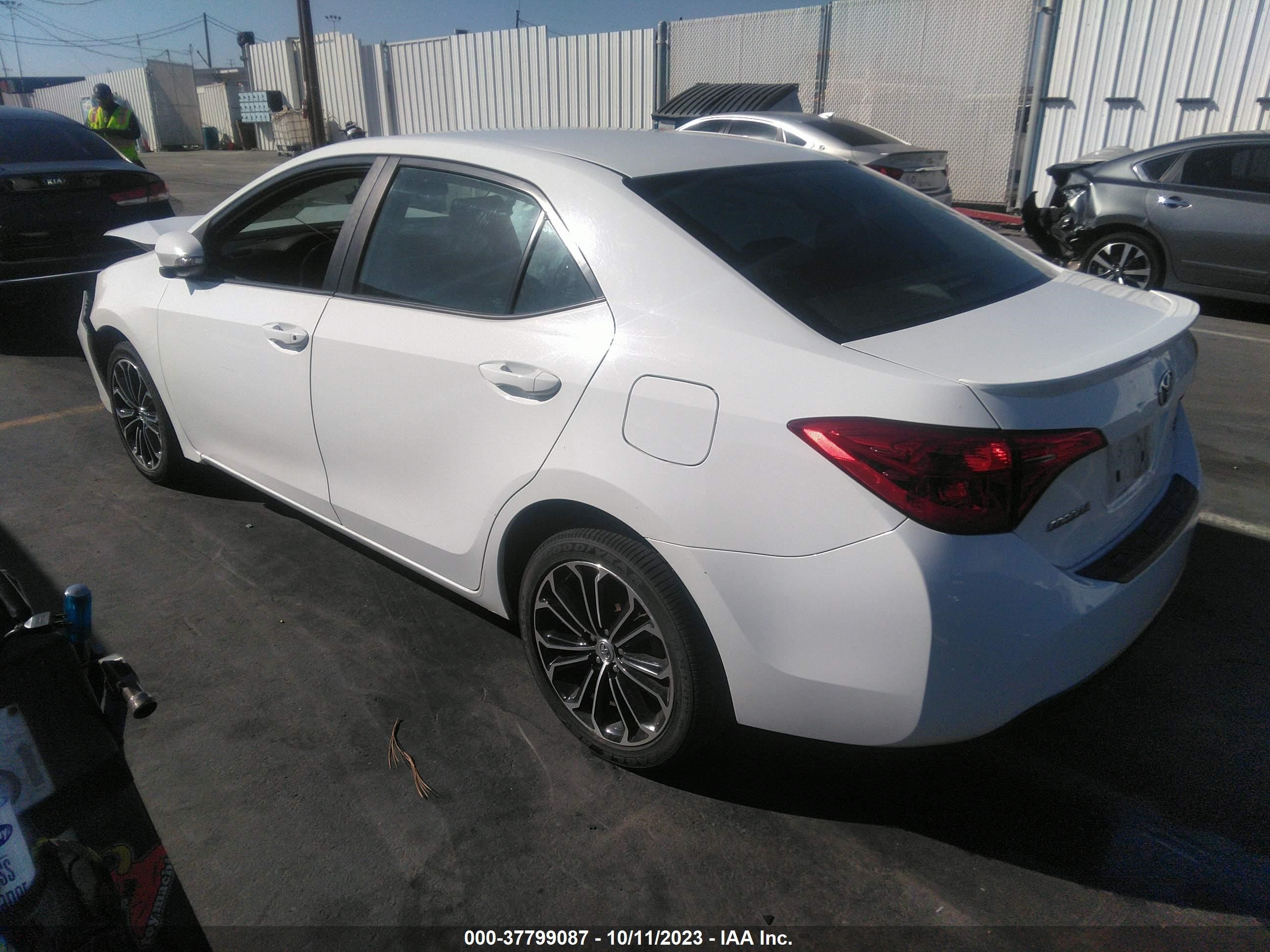 Photo 2 VIN: 5YFBURHEXJP766973 - TOYOTA COROLLA 