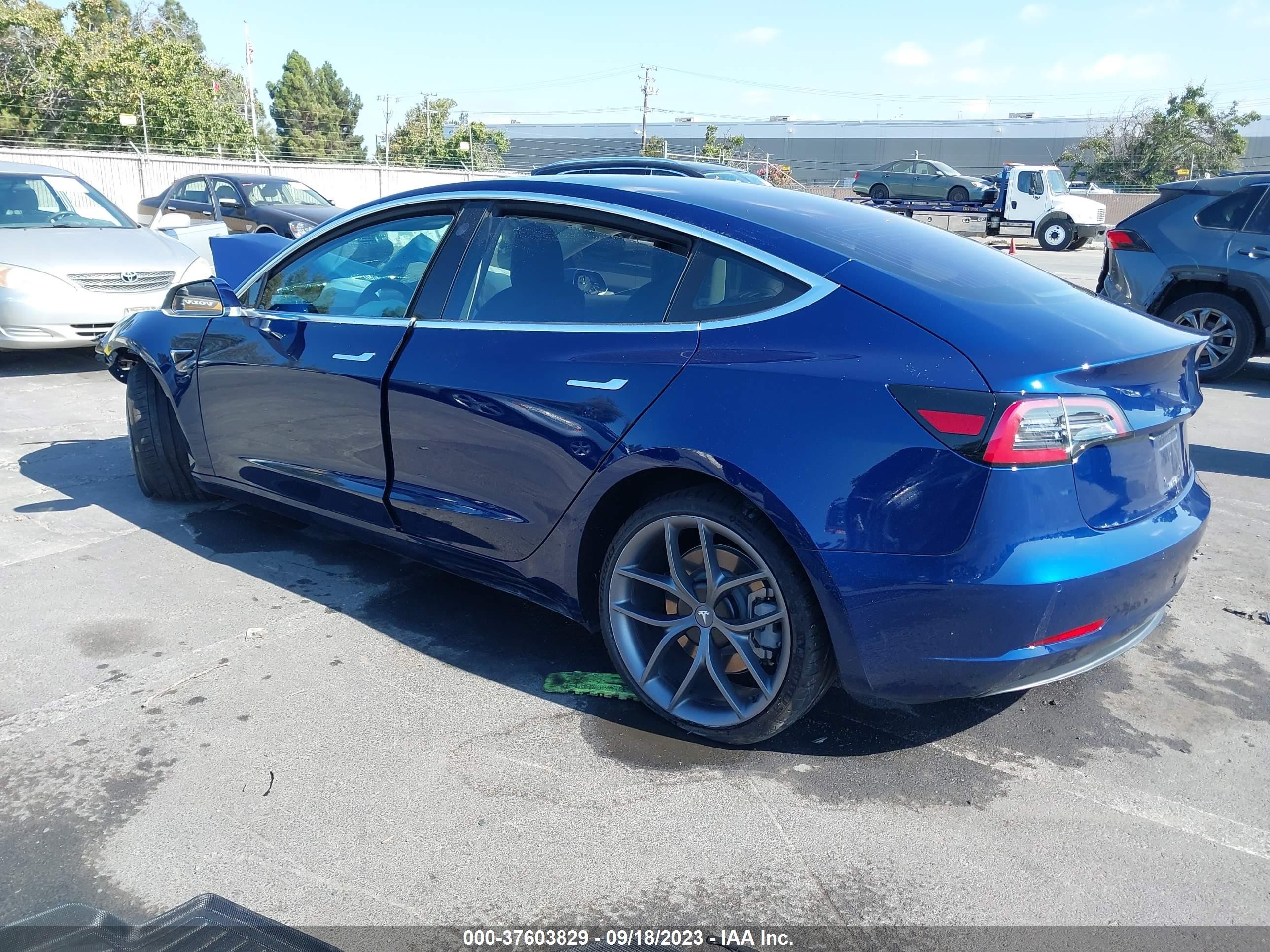 Photo 2 VIN: 5YJ3E1EA0JF015526 - TESLA MODEL 3 