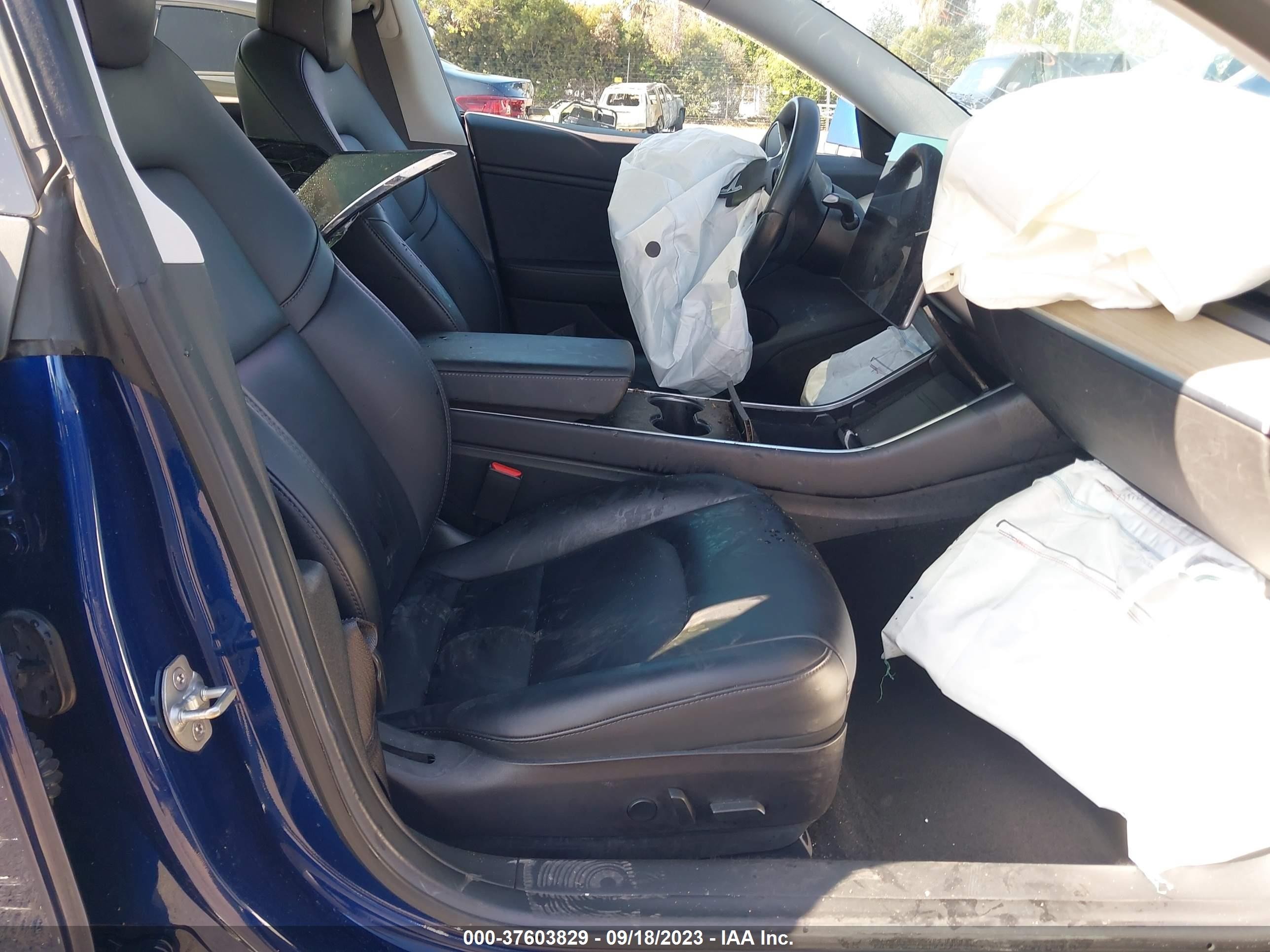 Photo 4 VIN: 5YJ3E1EA0JF015526 - TESLA MODEL 3 