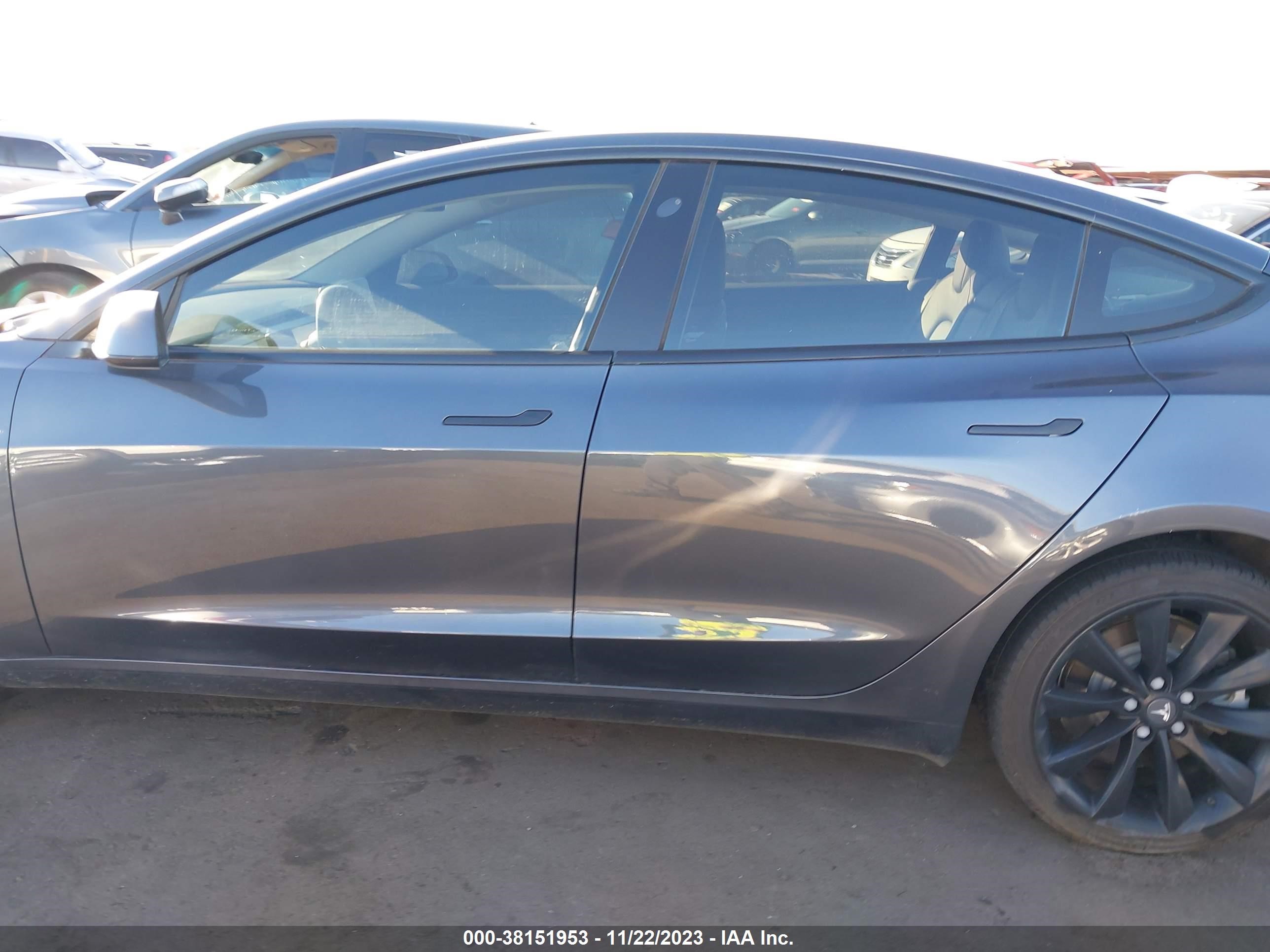 Photo 13 VIN: 5YJ3E1EA0JF036831 - TESLA MODEL 3 