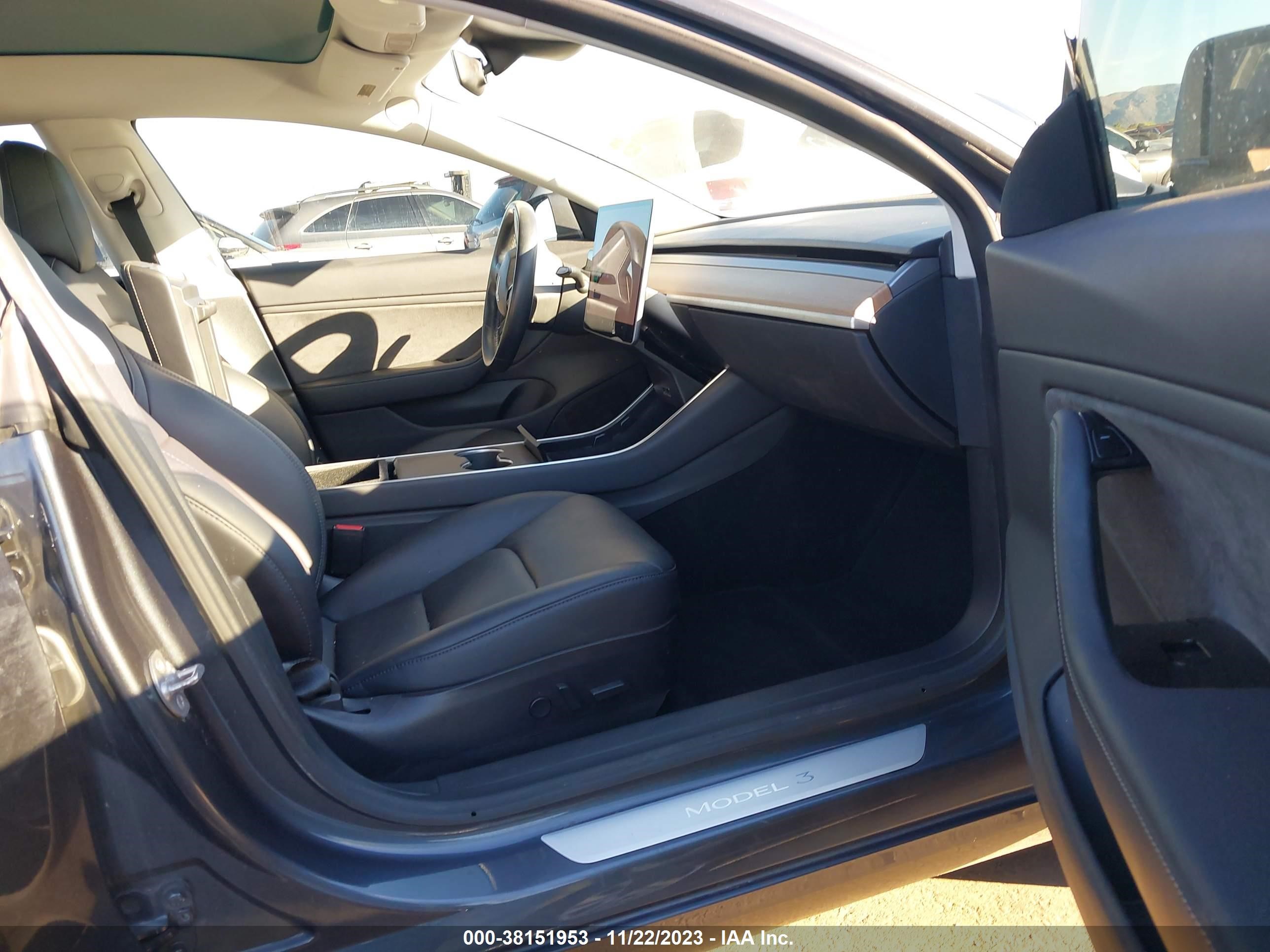 Photo 4 VIN: 5YJ3E1EA0JF036831 - TESLA MODEL 3 