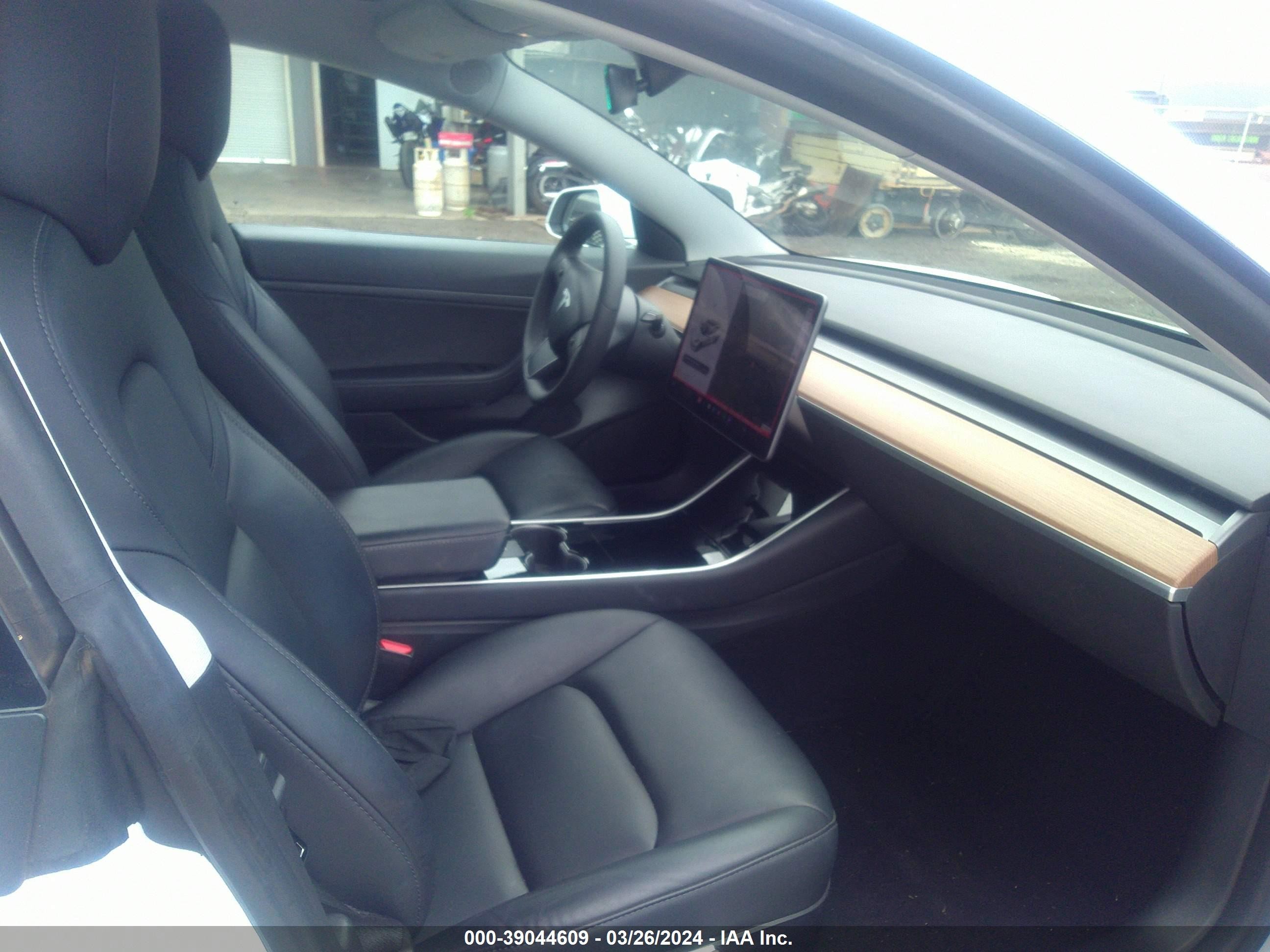 Photo 4 VIN: 5YJ3E1EA1LF597820 - TESLA MODEL 3 