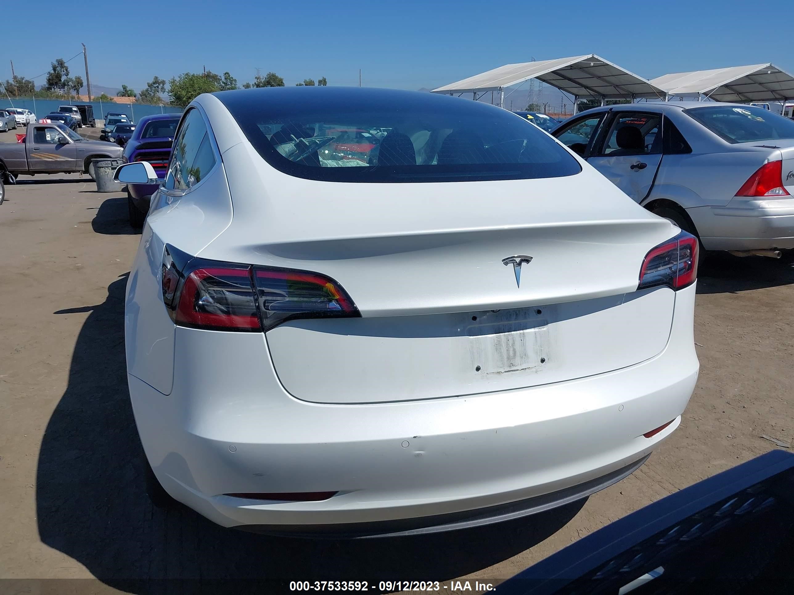 Photo 14 VIN: 5YJ3E1EA2JF164729 - TESLA MODEL 3 