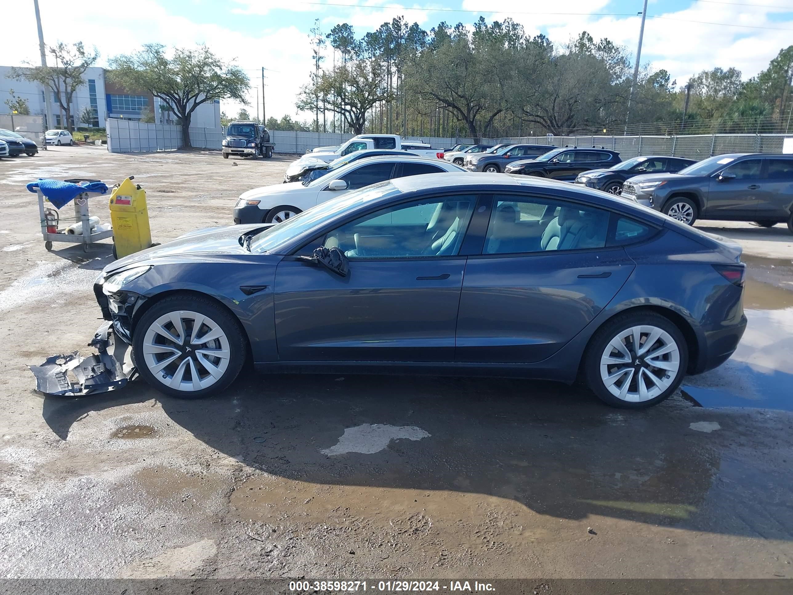 Photo 13 VIN: 5YJ3E1EA2PF435975 - TESLA MODEL 3 