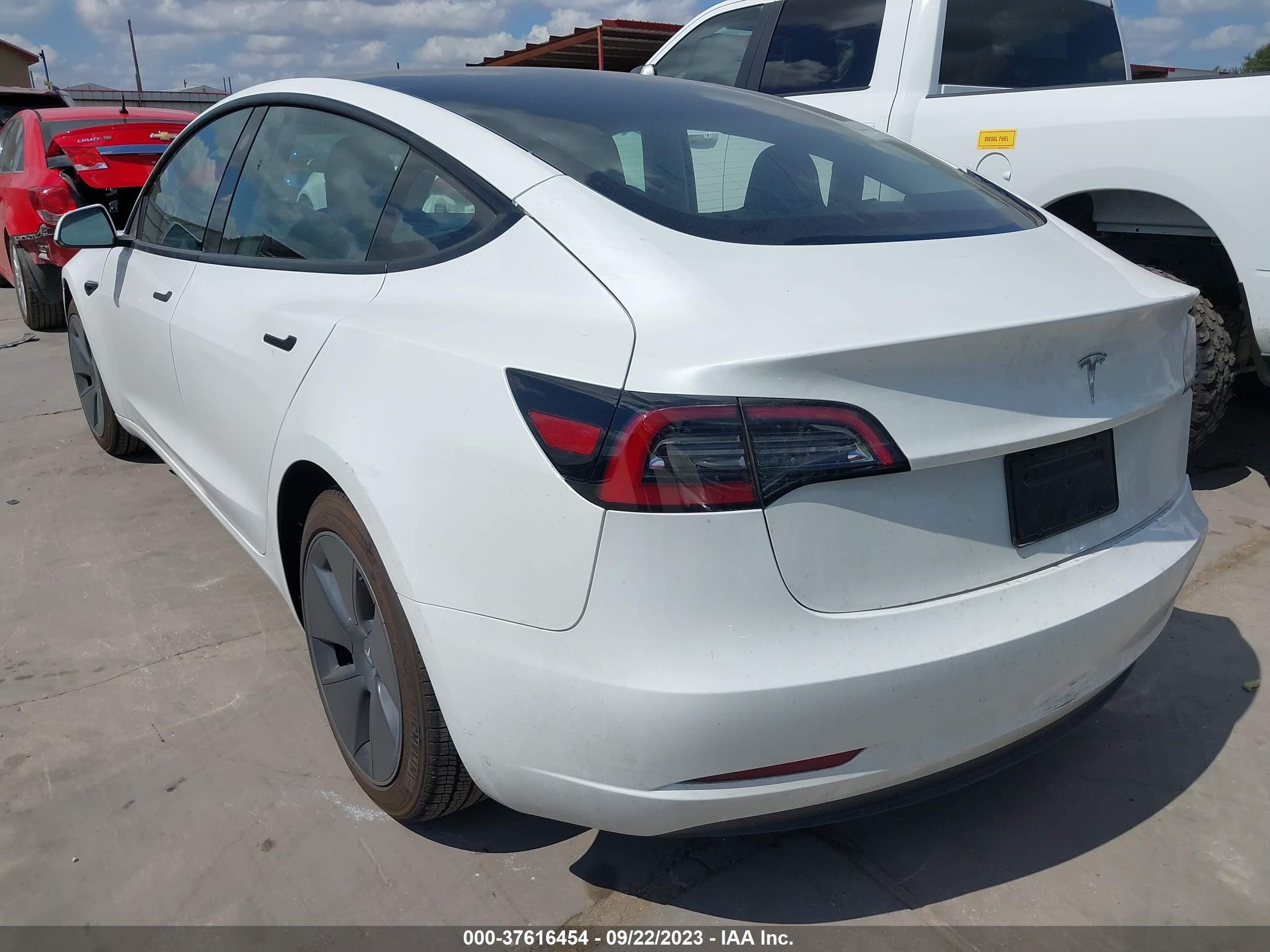 Photo 2 VIN: 5YJ3E1EA2PF587383 - TESLA MODEL 3 