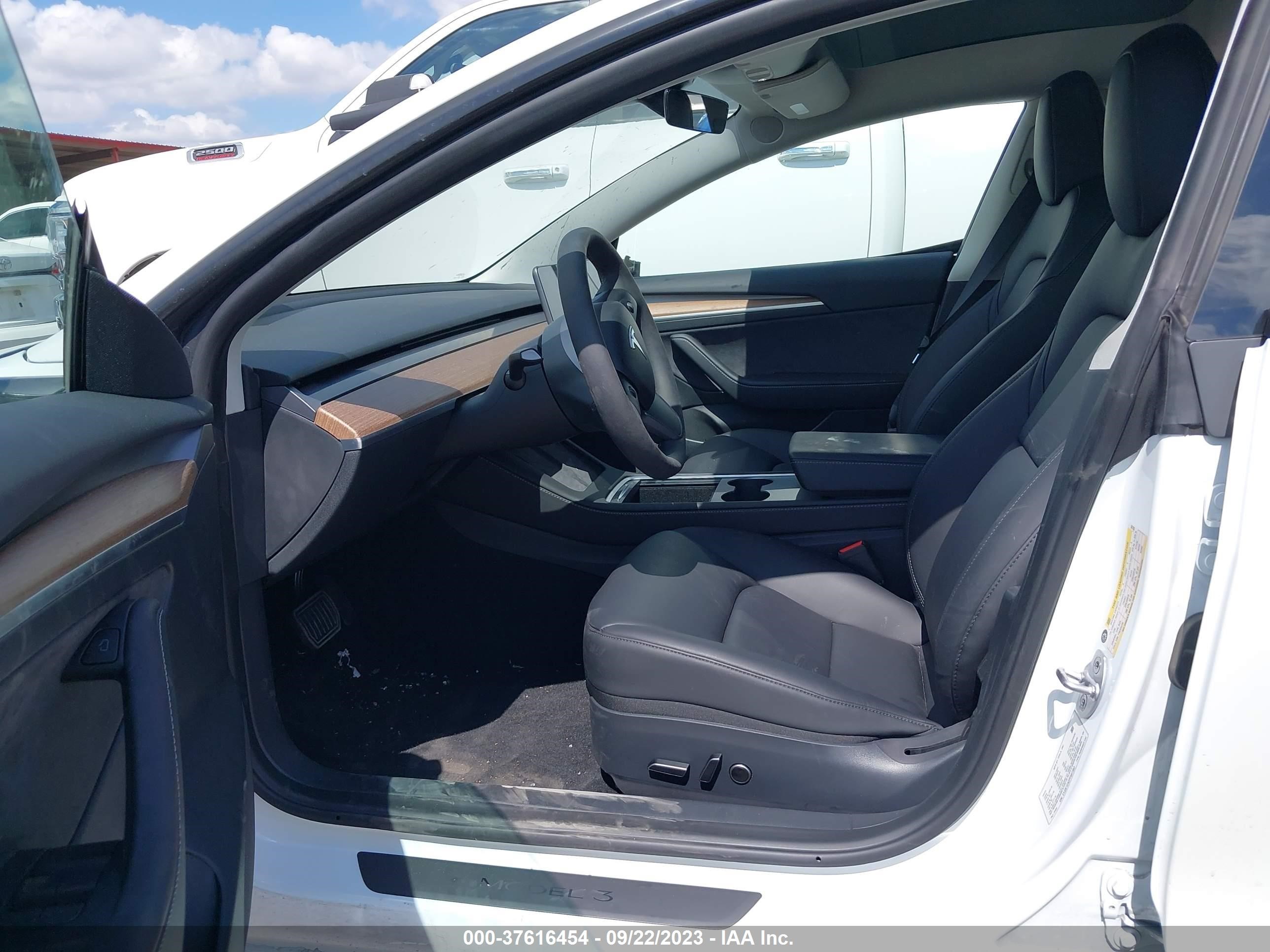 Photo 4 VIN: 5YJ3E1EA2PF587383 - TESLA MODEL 3 