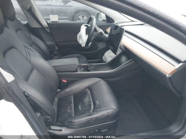 Photo 4 VIN: 5YJ3E1EA4JF098734 - TESLA MODEL 3 