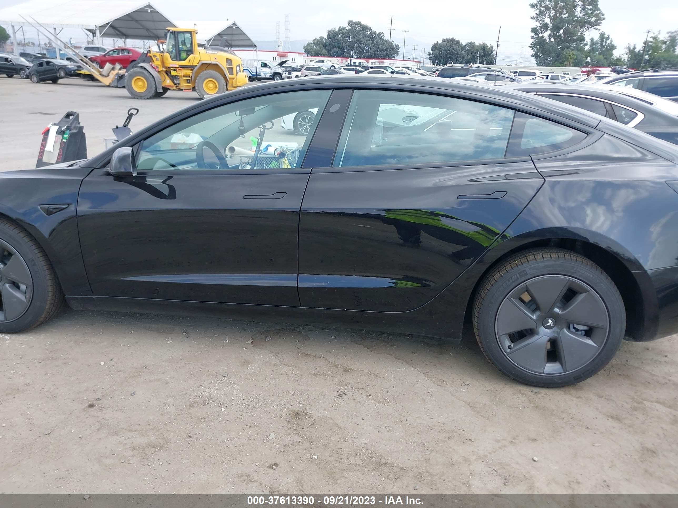 Photo 13 VIN: 5YJ3E1EA4PF592729 - TESLA MODEL 3 