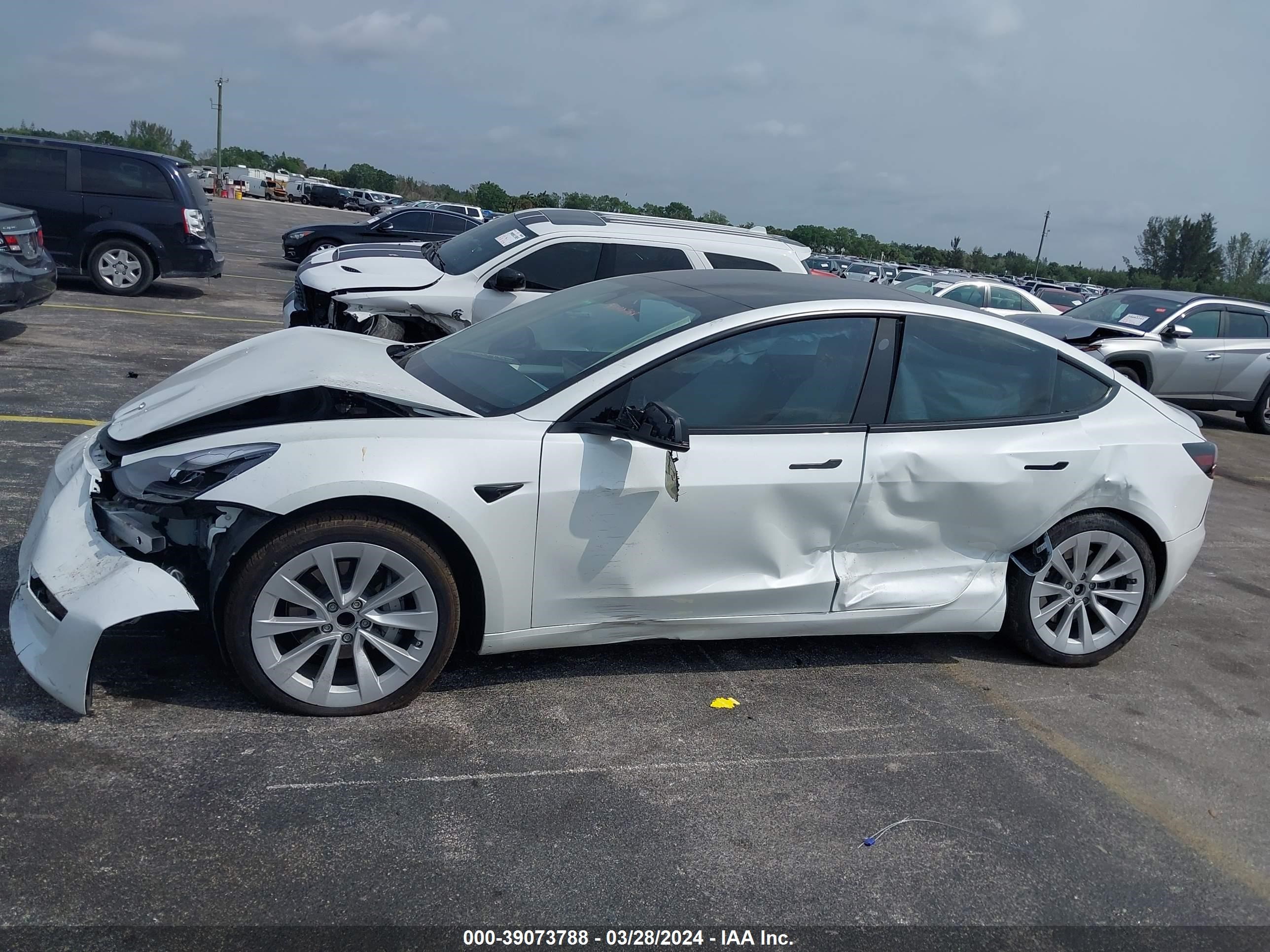 Photo 5 VIN: 5YJ3E1EA5PF510541 - TESLA MODEL 3 