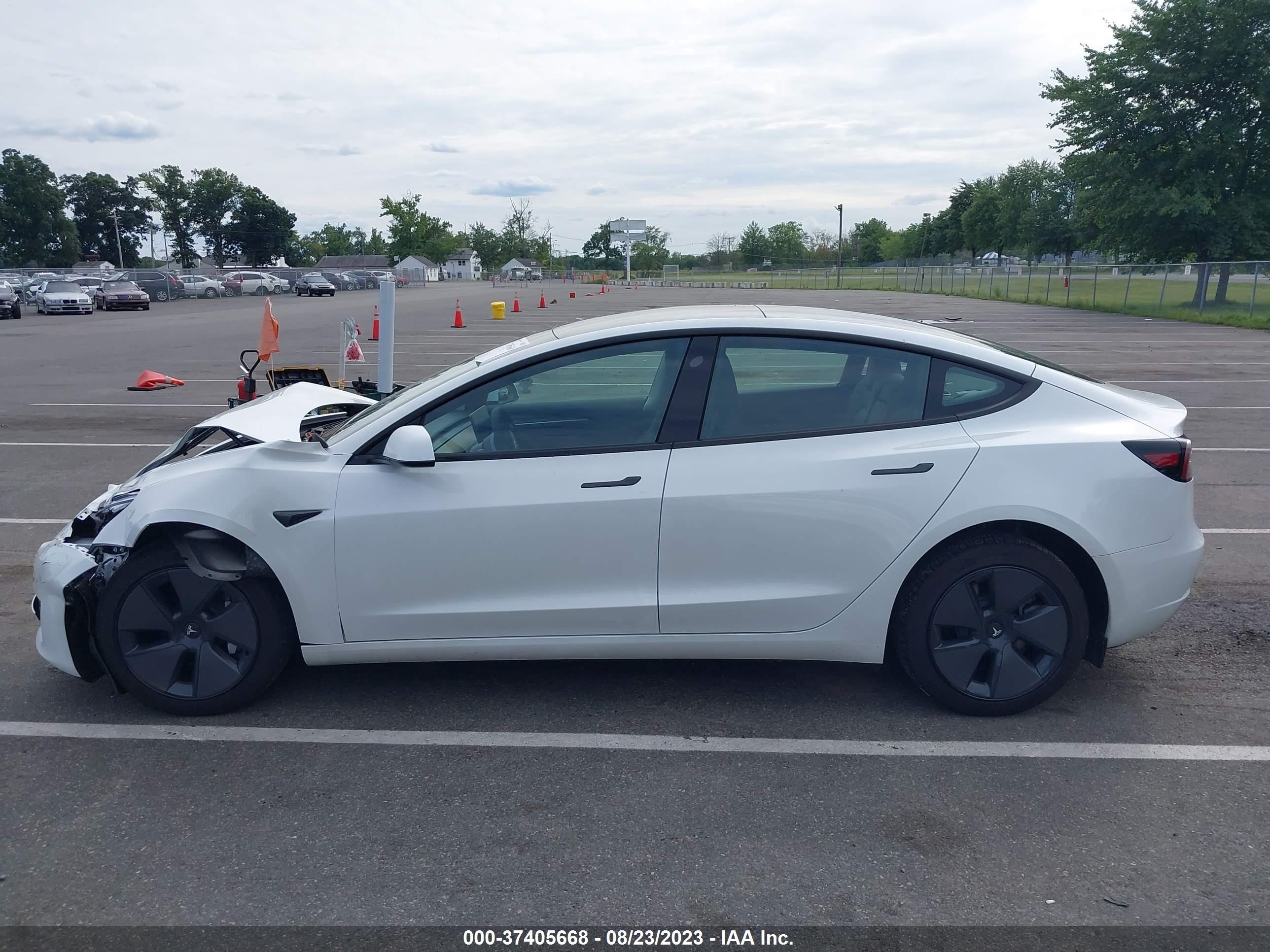 Photo 13 VIN: 5YJ3E1EA5PF556693 - TESLA MODEL 3 