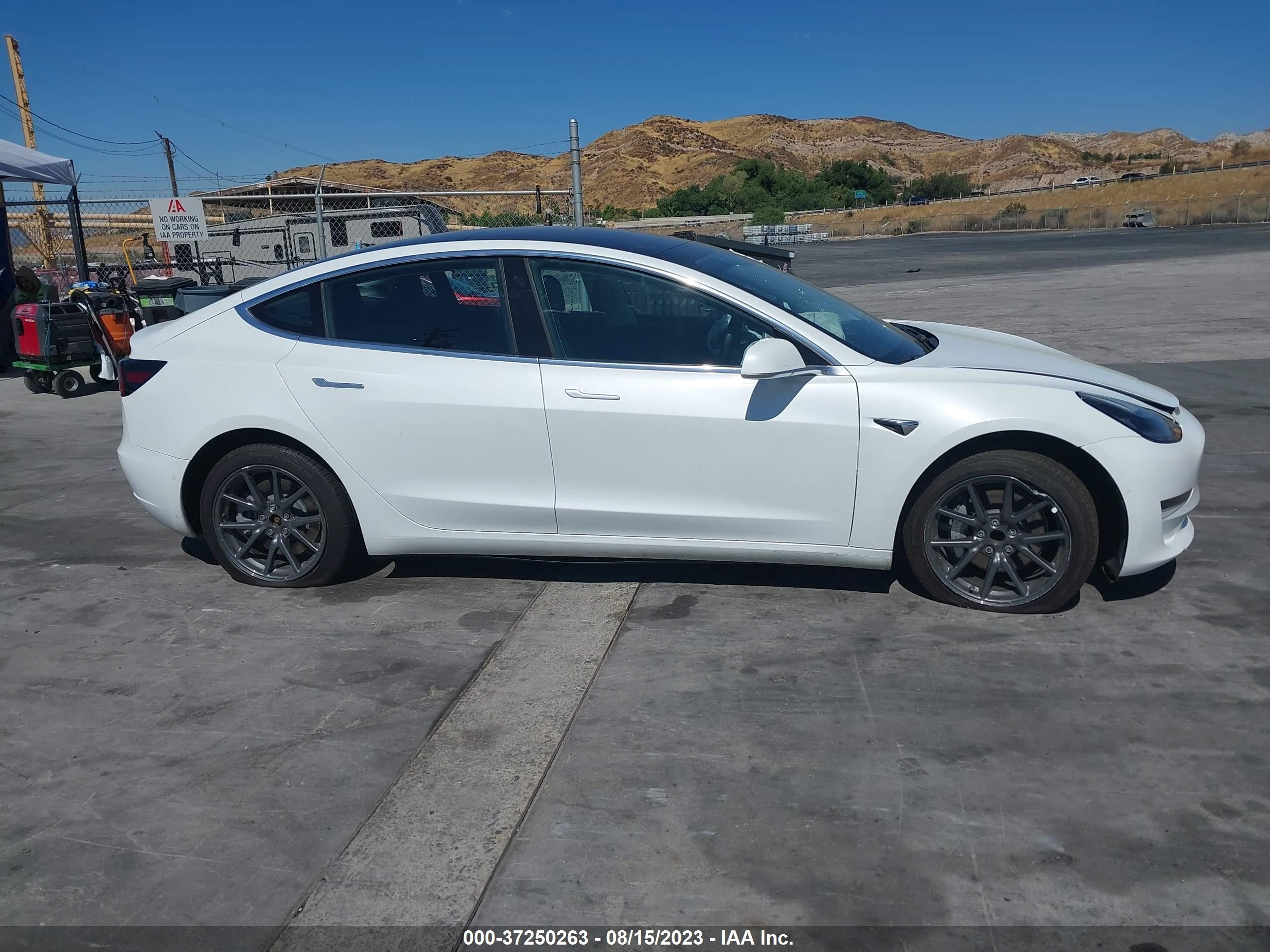 Photo 11 VIN: 5YJ3E1EA7JF046207 - TESLA MODEL 3 