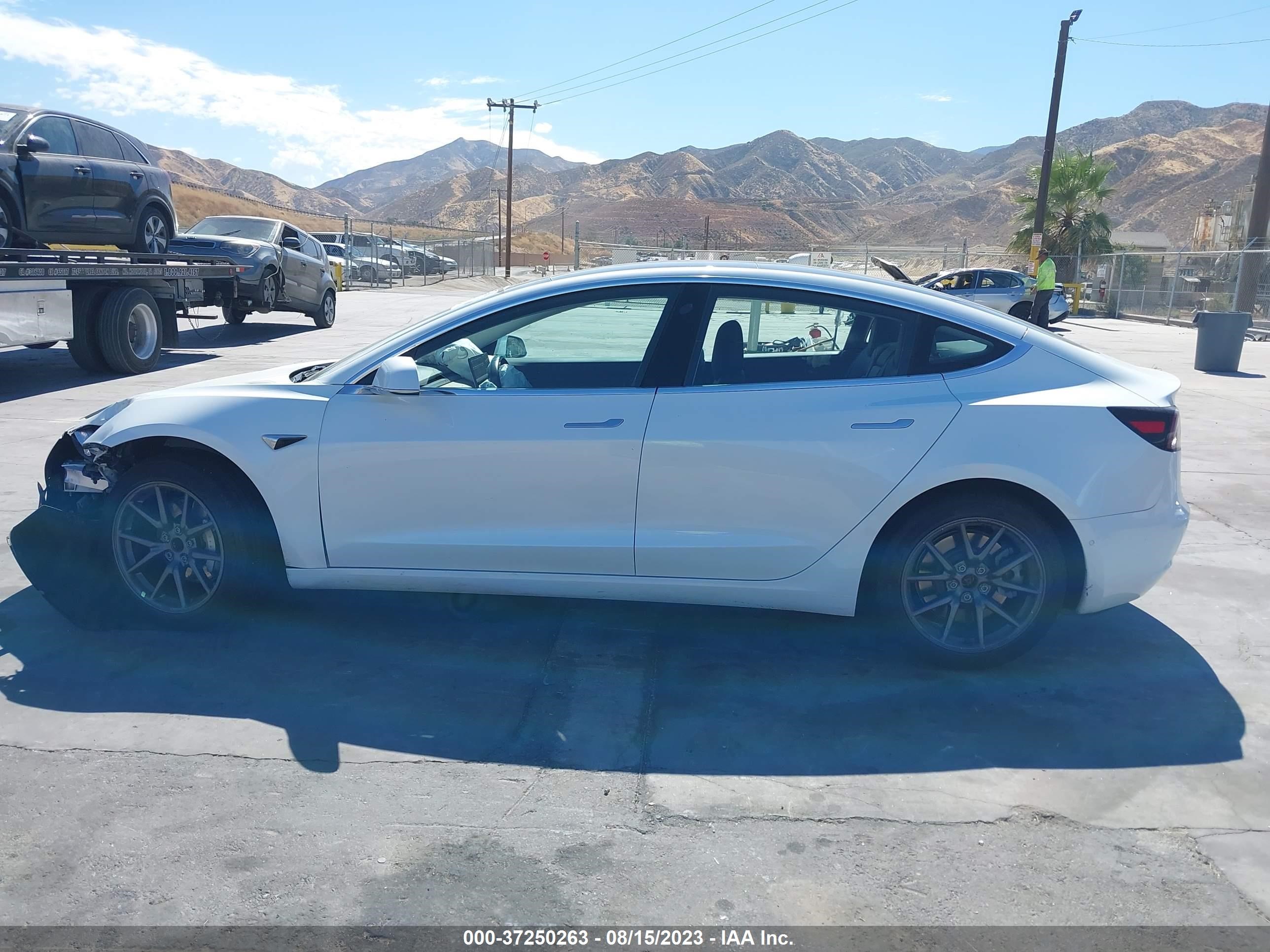 Photo 12 VIN: 5YJ3E1EA7JF046207 - TESLA MODEL 3 