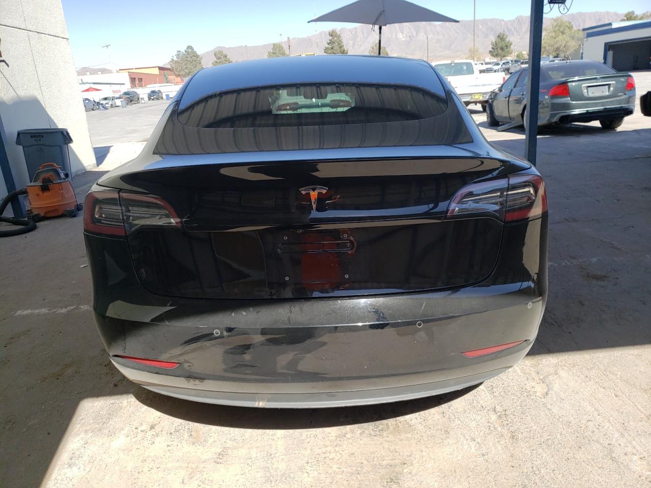 Photo 5 VIN: 5YJ3E1EA7JF157047 - TESLA MODEL 3 