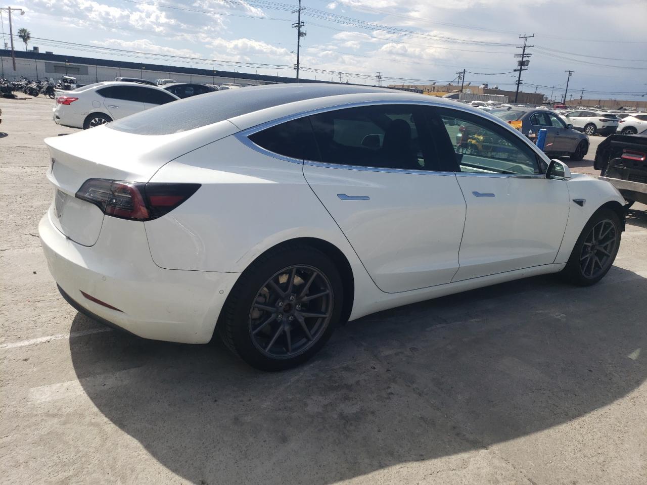 Photo 2 VIN: 5YJ3E1EA8JF076056 - TESLA MODEL 3 