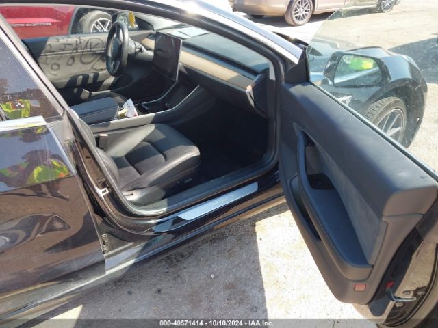 Photo 4 VIN: 5YJ3E1EAXJF070355 - TESLA MODEL 3 