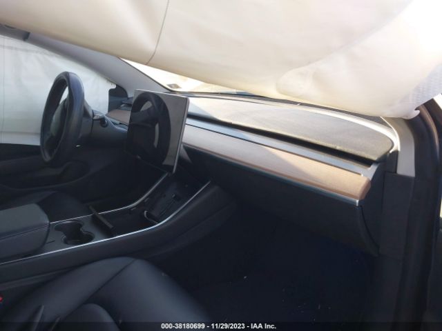 Photo 4 VIN: 5YJ3E1EAXJF109428 - TESLA MODEL 3 