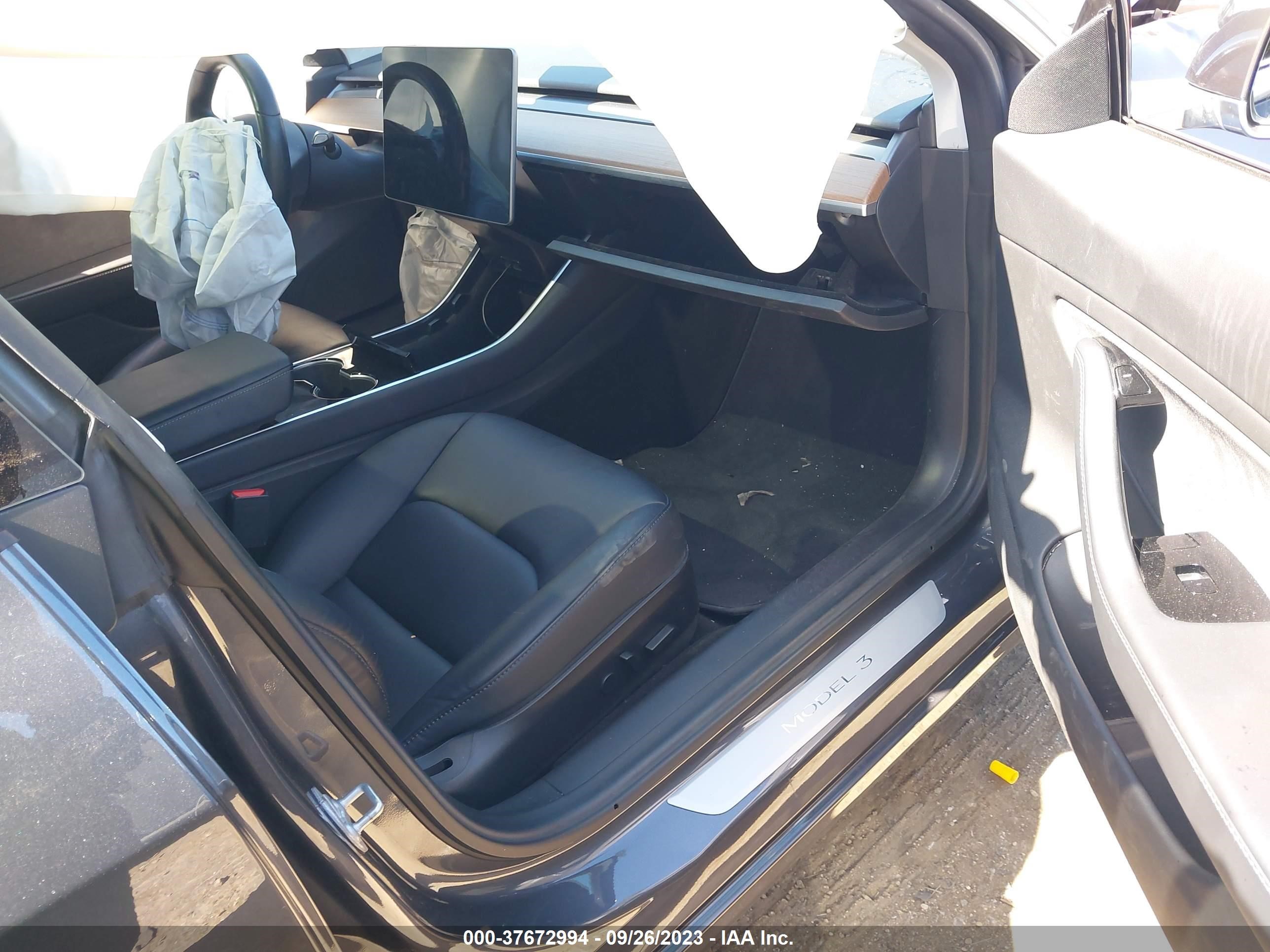 Photo 4 VIN: 5YJ3E1EAXJF157589 - TESLA MODEL 3 