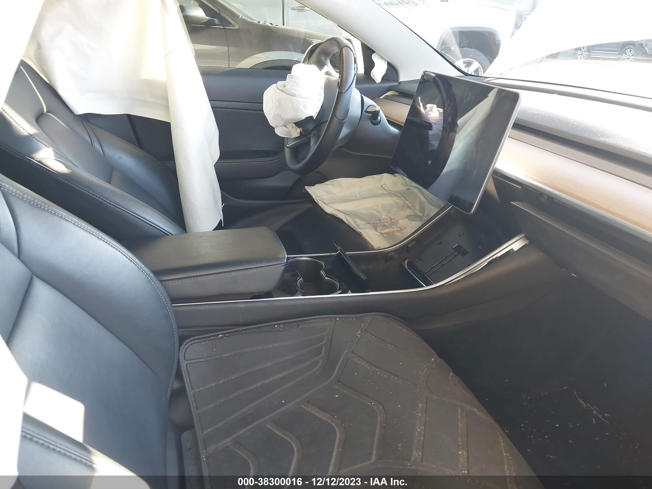 Photo 4 VIN: 5YJ3E1EAXLF631804 - TESLA MODEL 3 