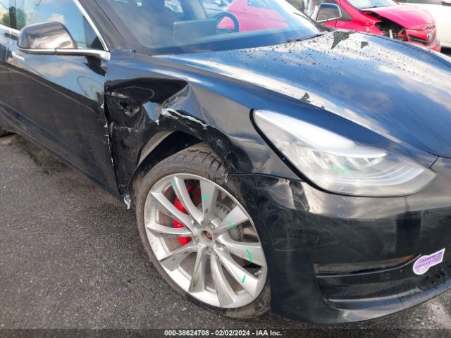 Photo 5 VIN: 5YJ3E1EB0JF181053 - TESLA MODEL 3 