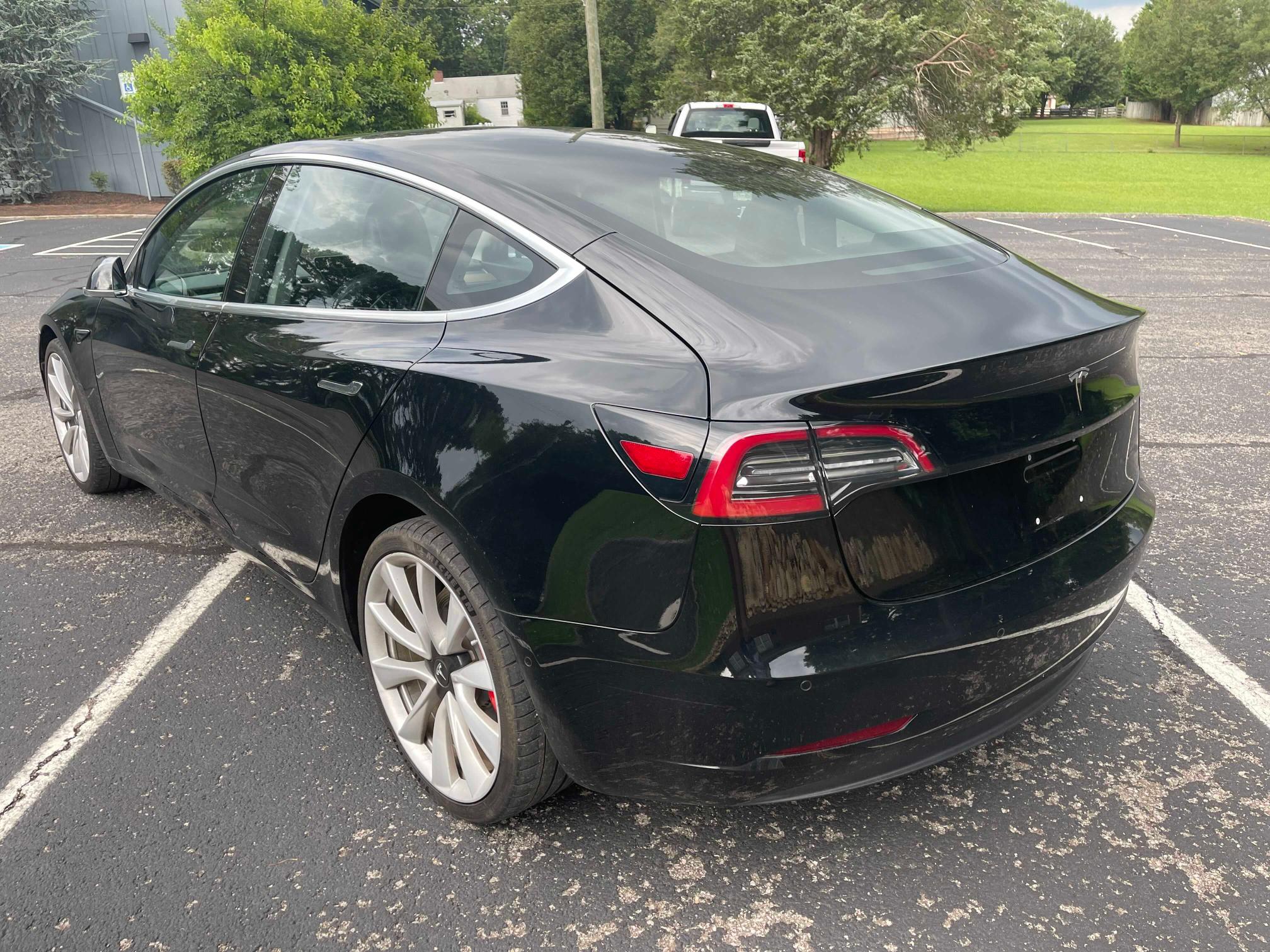 Photo 2 VIN: 5YJ3E1EB1JF082497 - TESLA MODEL 3 