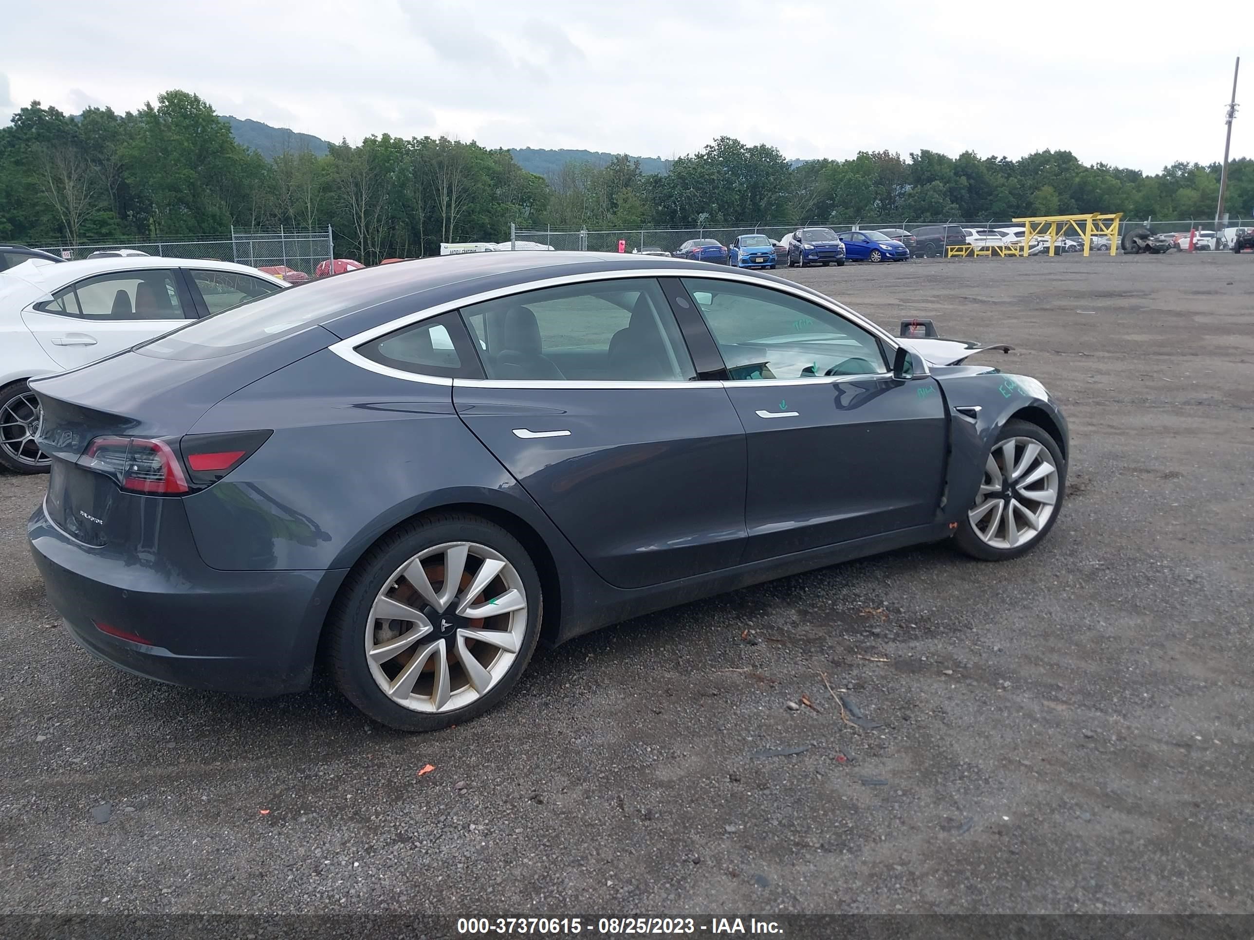 Photo 2 VIN: 5YJ3E1EB1JF132489 - TESLA MODEL 3 