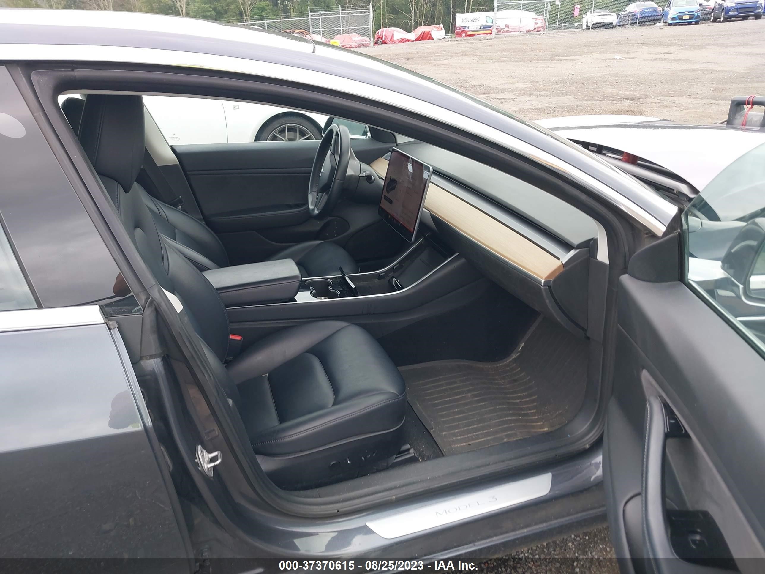 Photo 3 VIN: 5YJ3E1EB1JF132489 - TESLA MODEL 3 