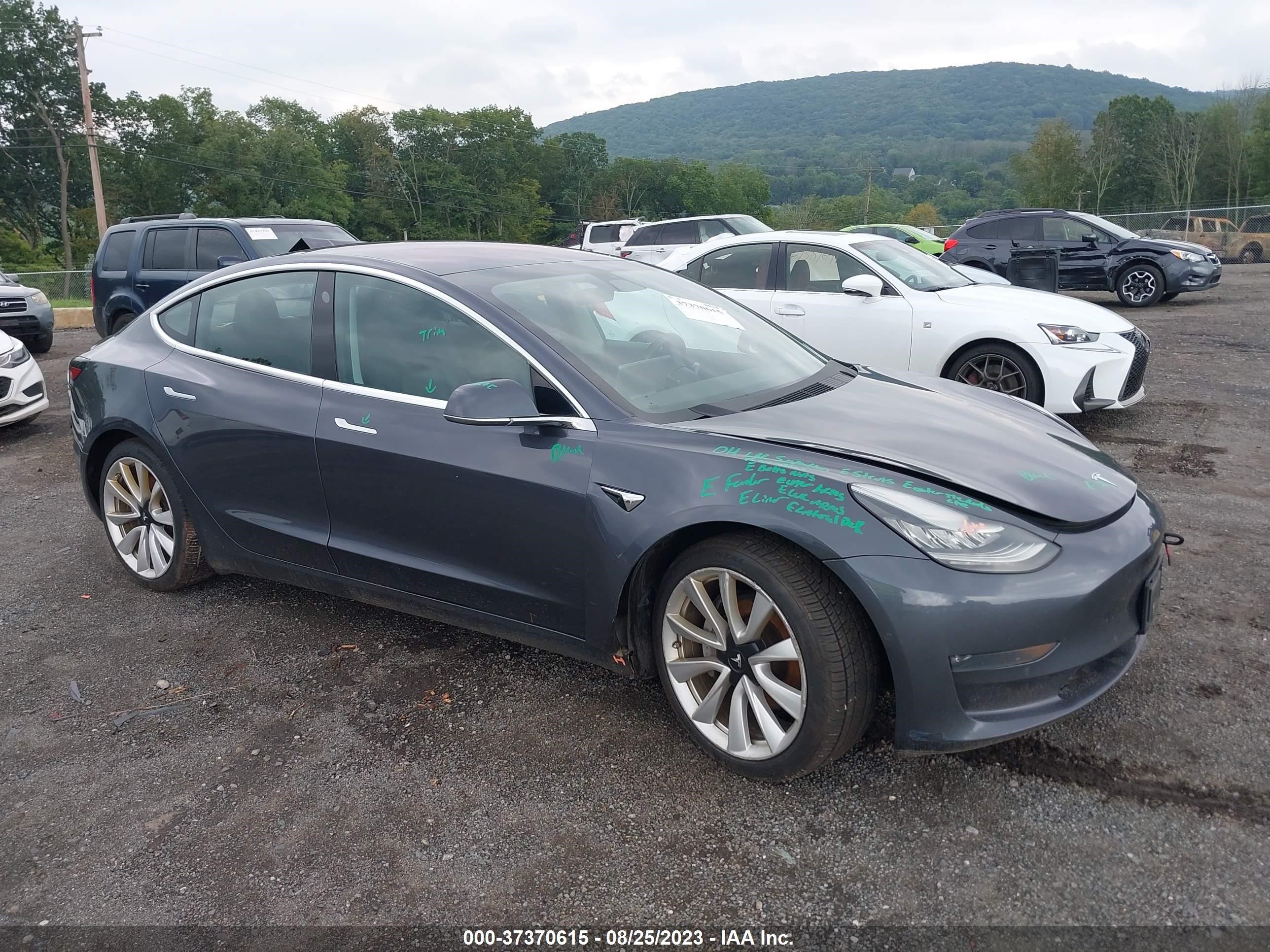 Photo 4 VIN: 5YJ3E1EB1JF132489 - TESLA MODEL 3 