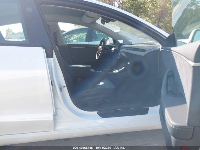 Photo 4 VIN: 5YJ3E1EB1RF792558 - TESLA MODEL 3 