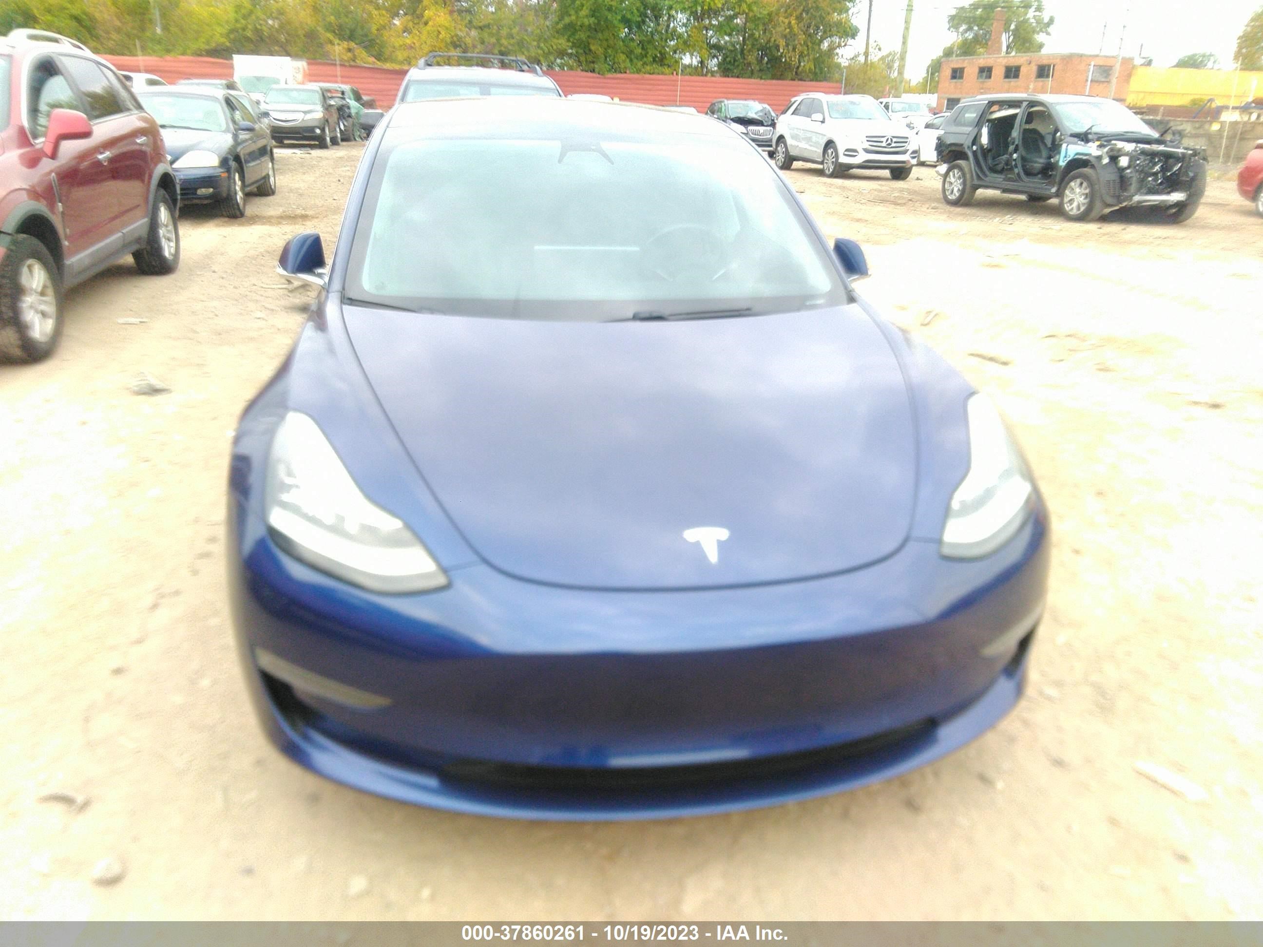 Photo 10 VIN: 5YJ3E1EB3JF092030 - TESLA MODEL 3 