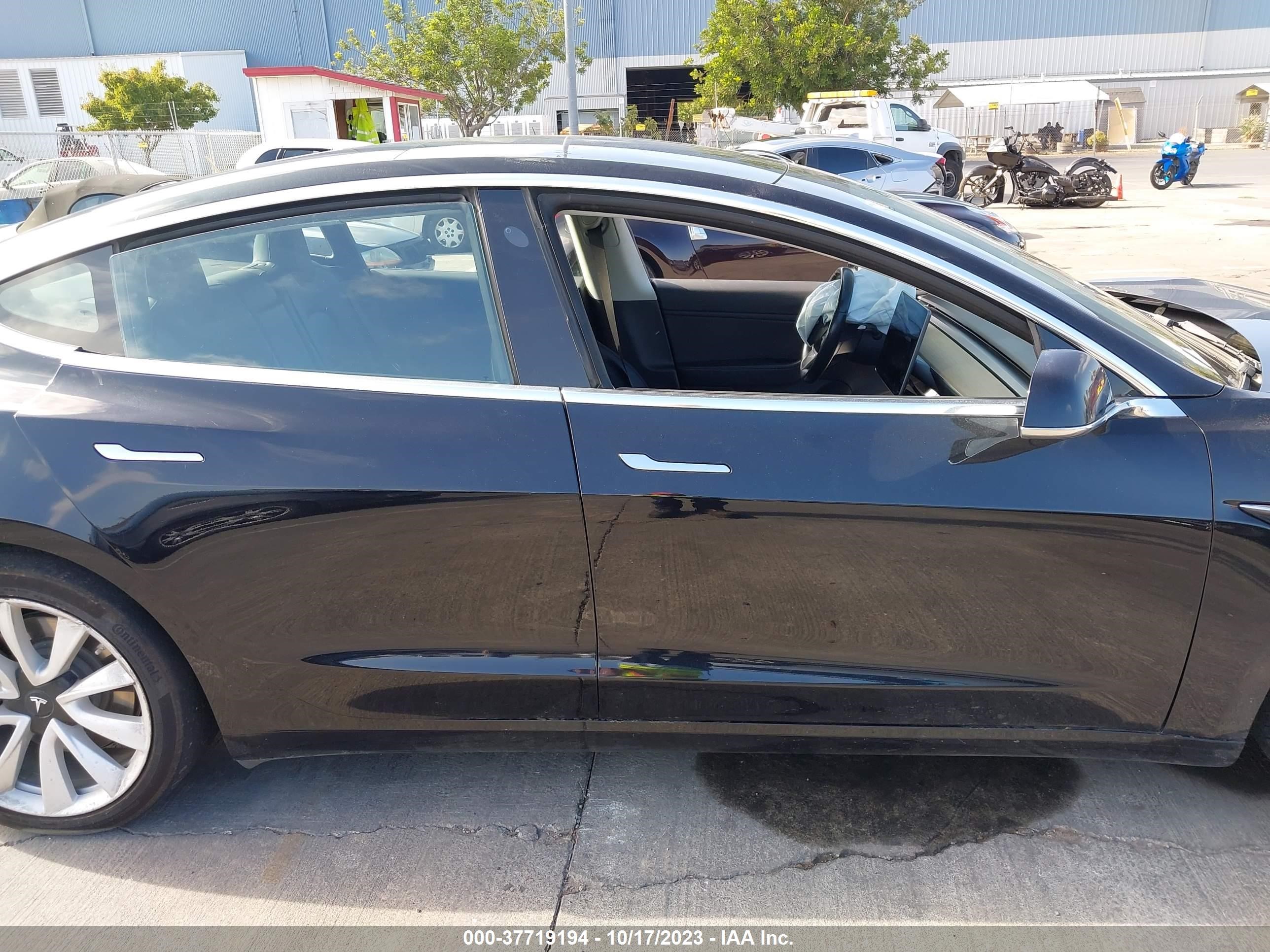 Photo 10 VIN: 5YJ3E1EB4JF071431 - TESLA MODEL 3 