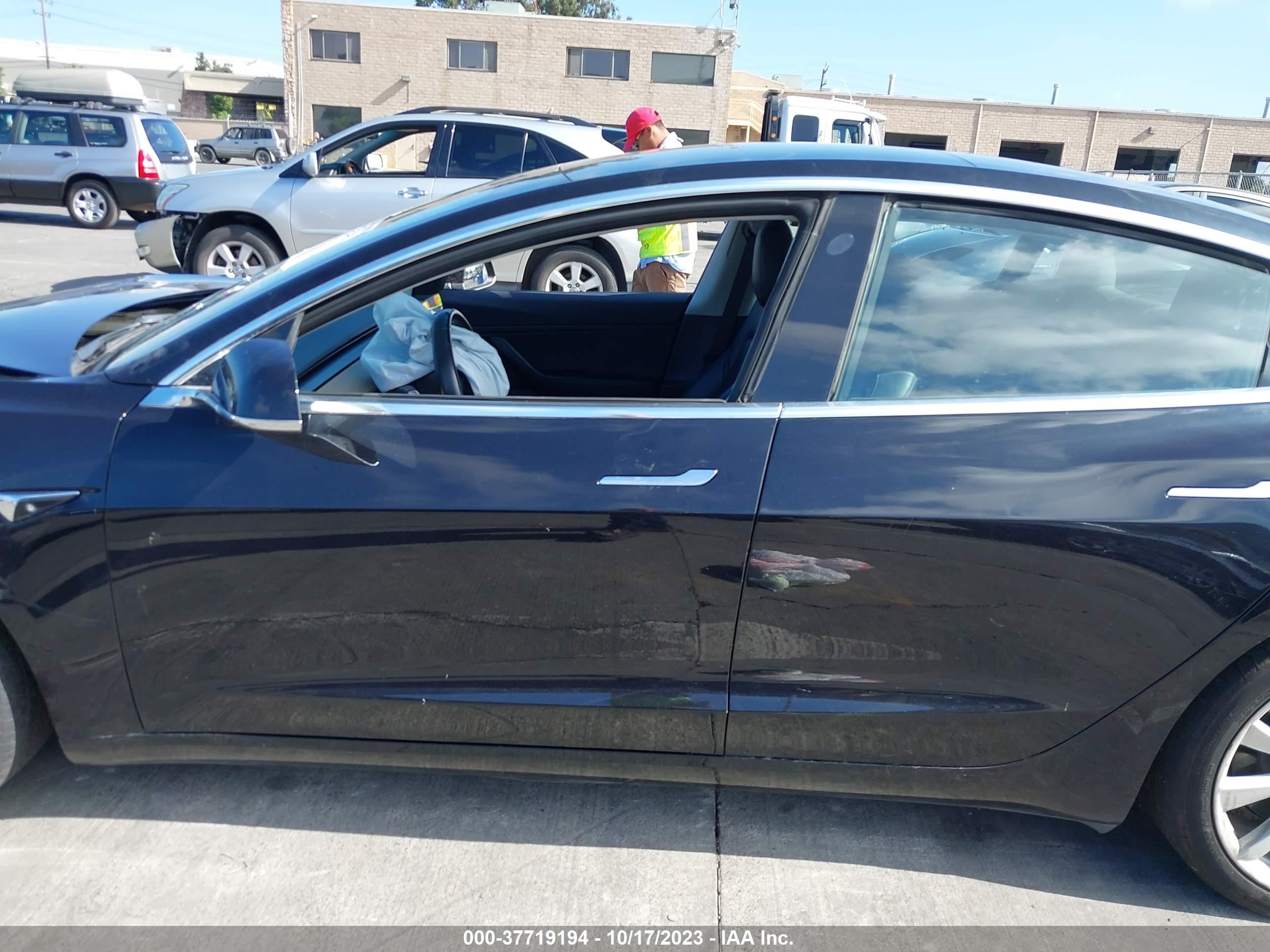 Photo 11 VIN: 5YJ3E1EB4JF071431 - TESLA MODEL 3 