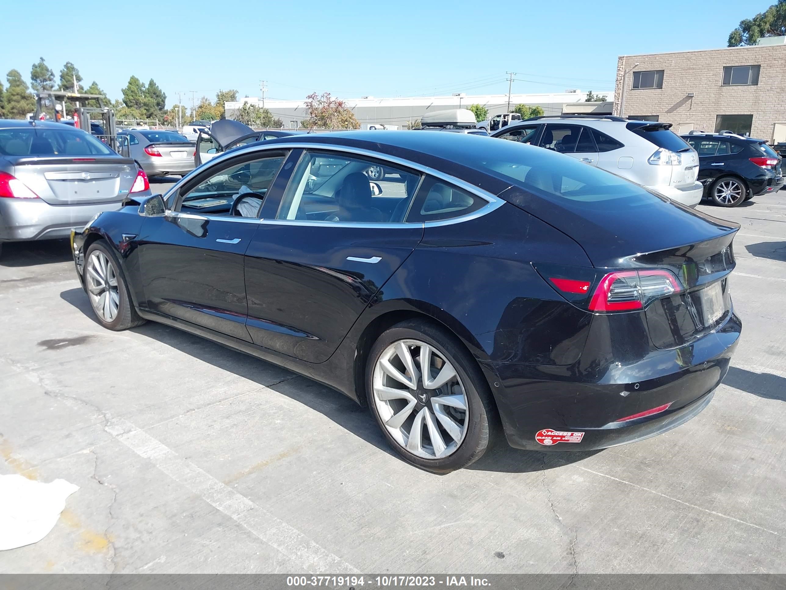 Photo 2 VIN: 5YJ3E1EB4JF071431 - TESLA MODEL 3 