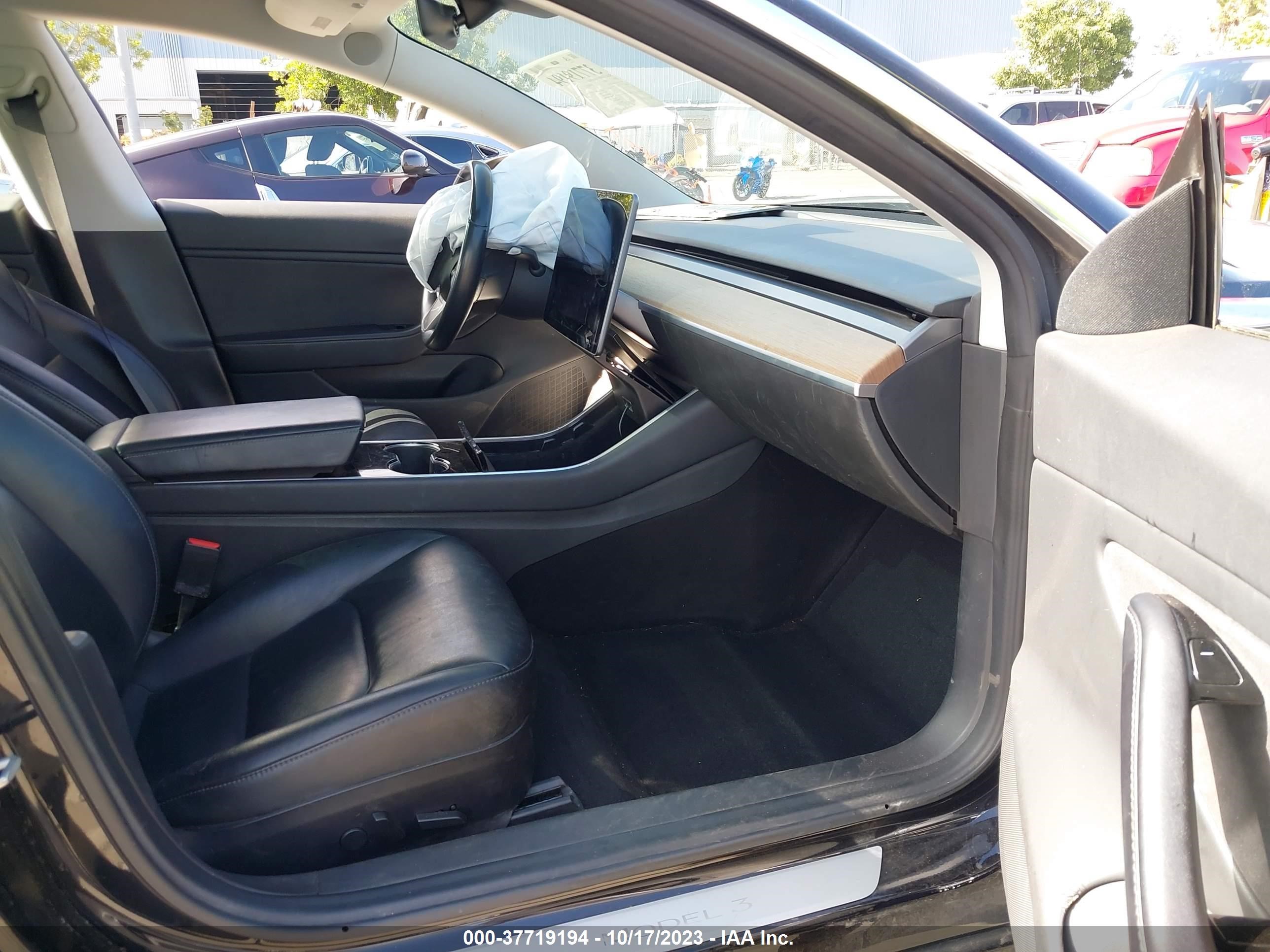 Photo 4 VIN: 5YJ3E1EB4JF071431 - TESLA MODEL 3 