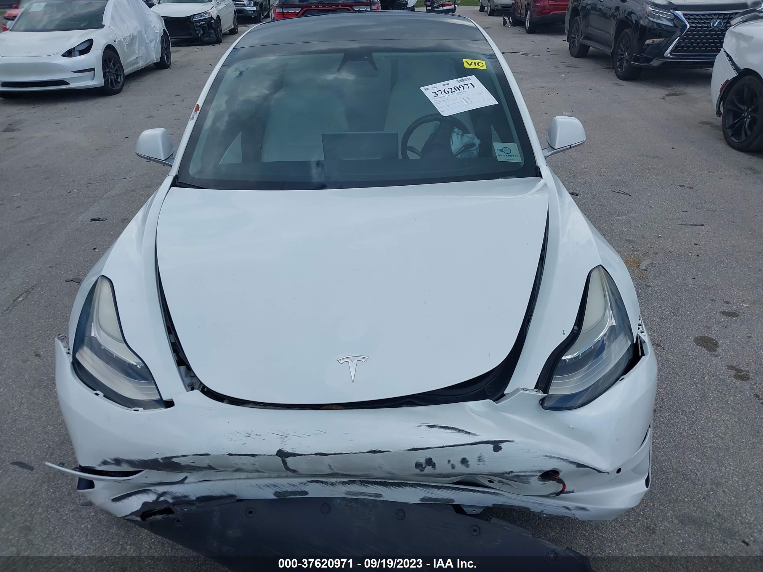 Photo 10 VIN: 5YJ3E1EB5JF096757 - TESLA MODEL 3 