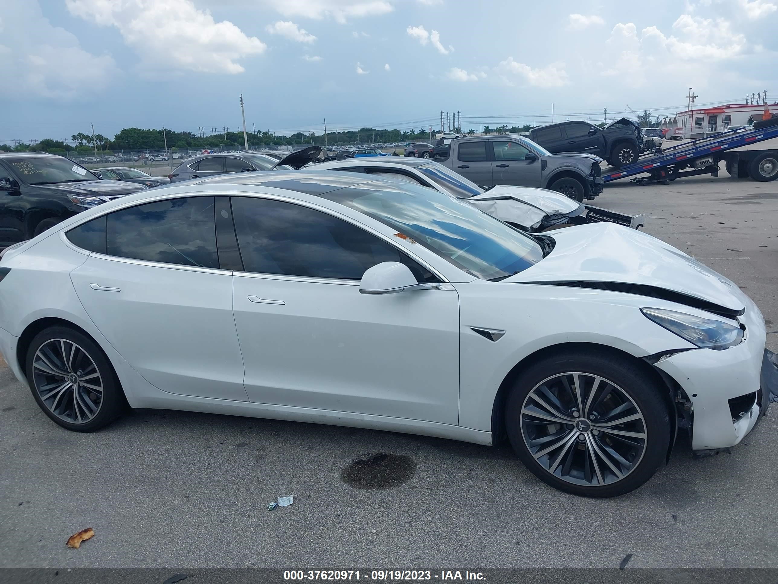 Photo 11 VIN: 5YJ3E1EB5JF096757 - TESLA MODEL 3 